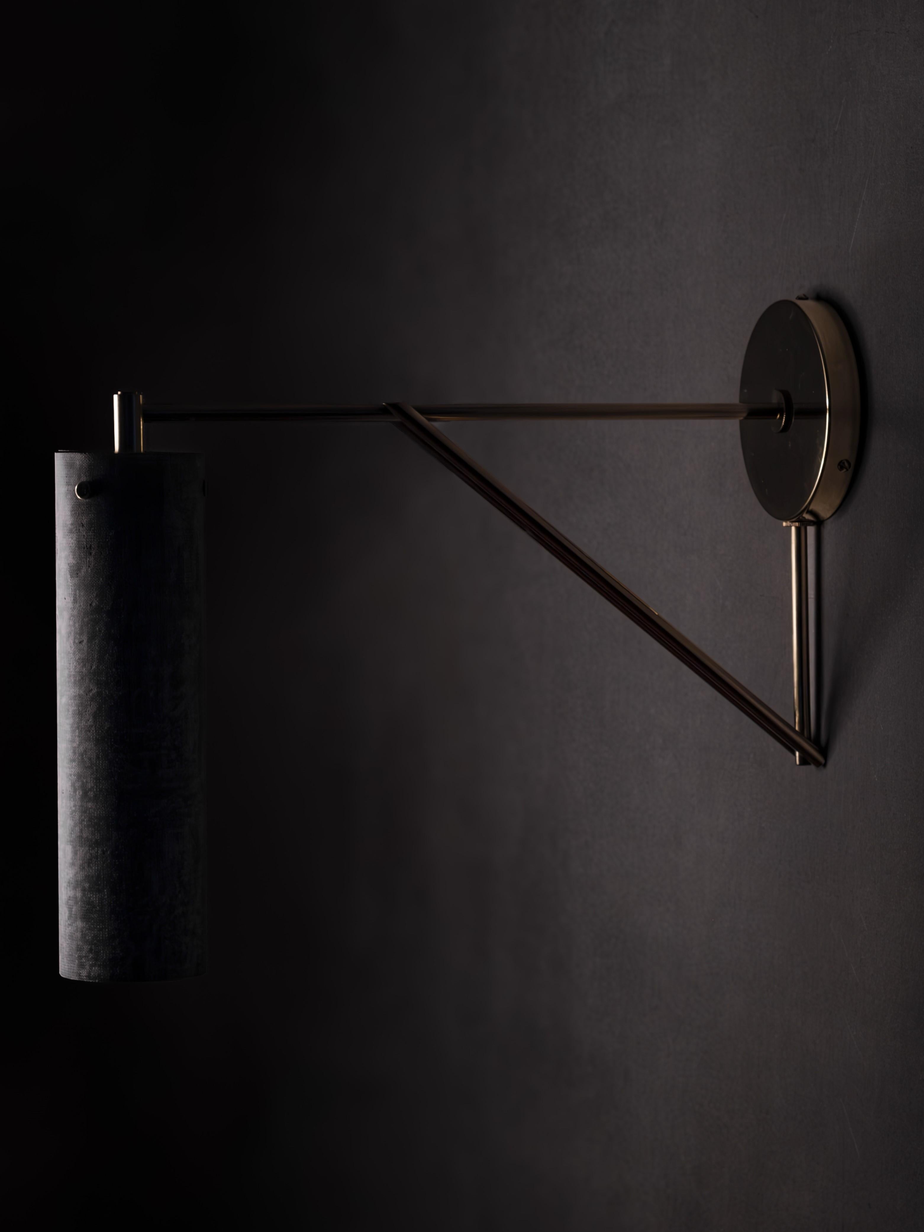 Moderno Sconce moderne fatte a mano in lino e micarta, ottone lucido di Studio Mutuus in vendita