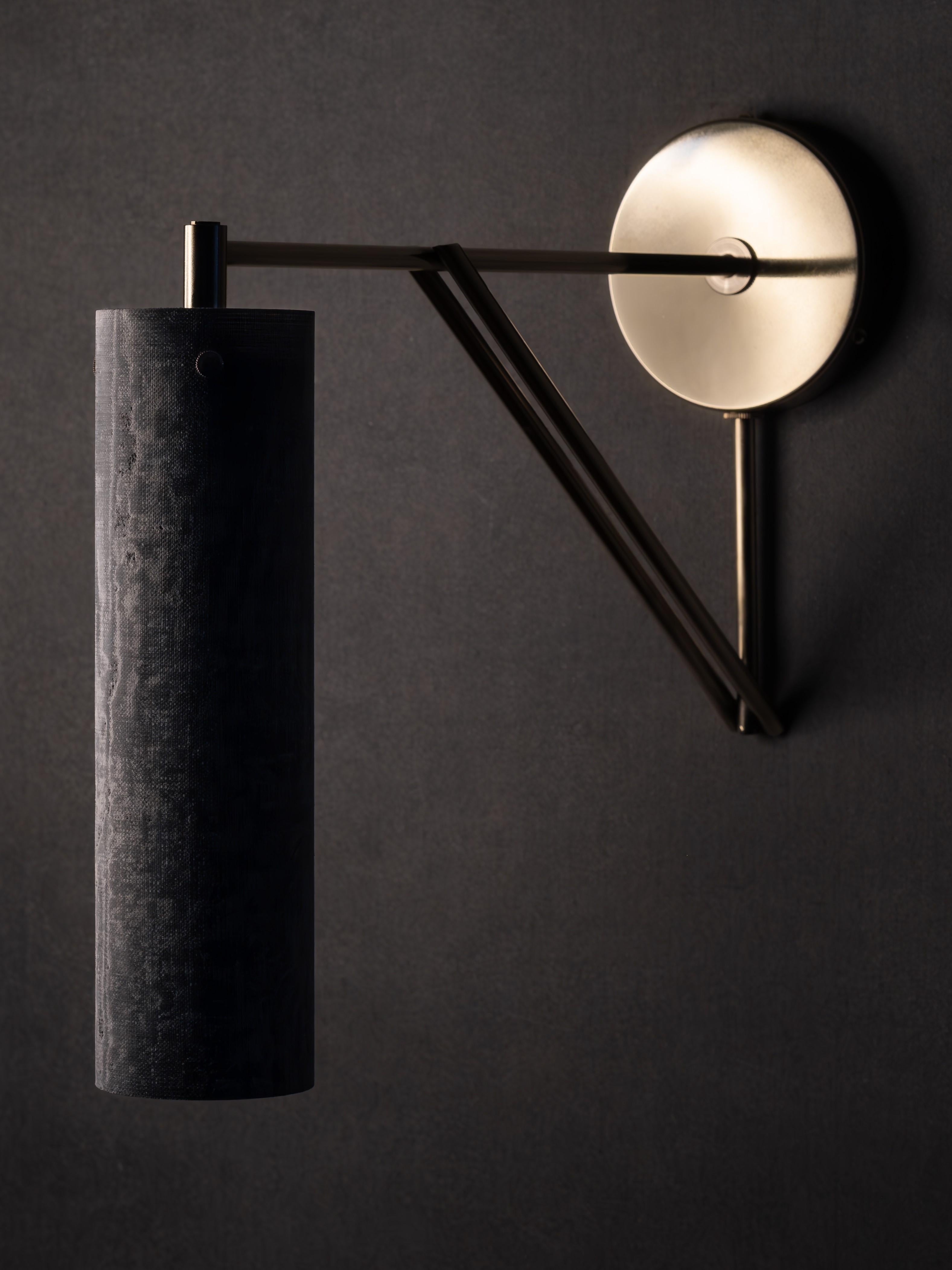 Fatto a mano Sconce moderne fatte a mano in lino e micarta, ottone lucido di Studio Mutuus in vendita