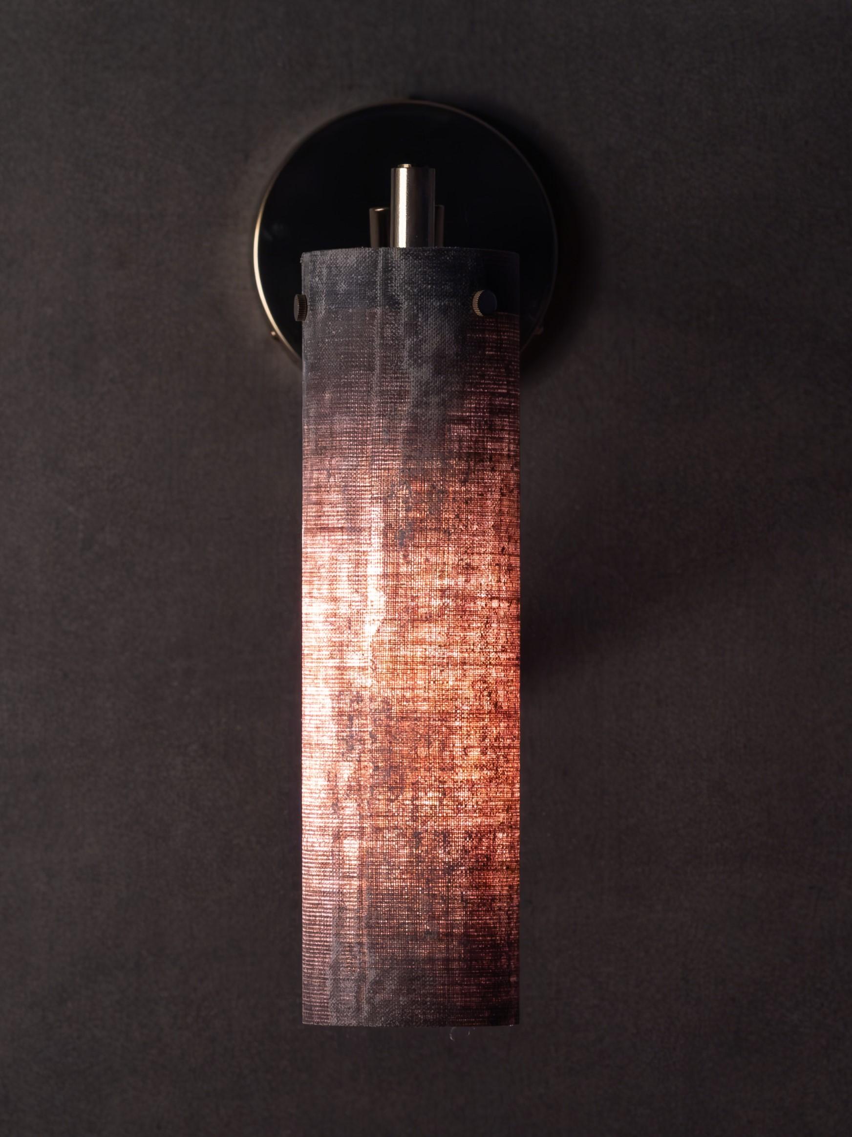 Sconce moderne fatte a mano in lino e micarta, ottone lucido di Studio Mutuus In condizioni Nuovo in vendita a Seattle, WA