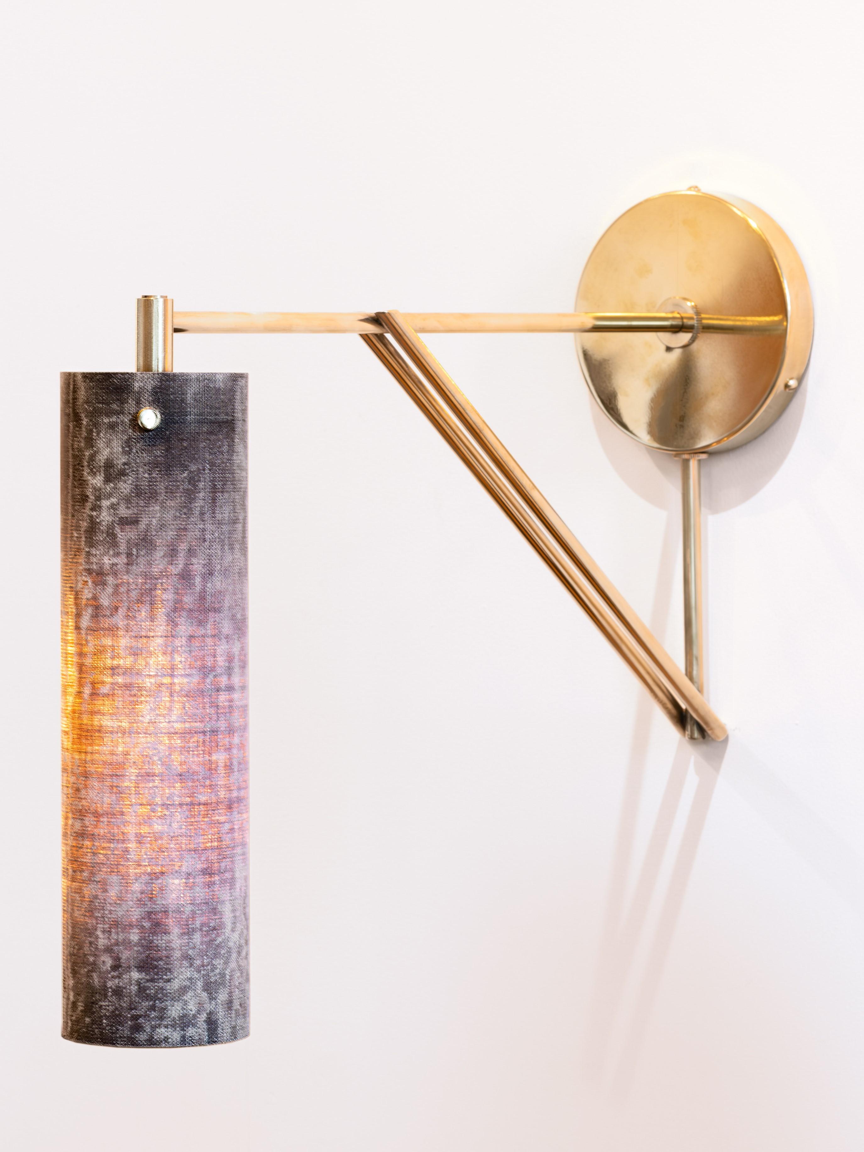 Ottone Sconce moderne fatte a mano in lino e micarta, ottone lucido di Studio Mutuus in vendita