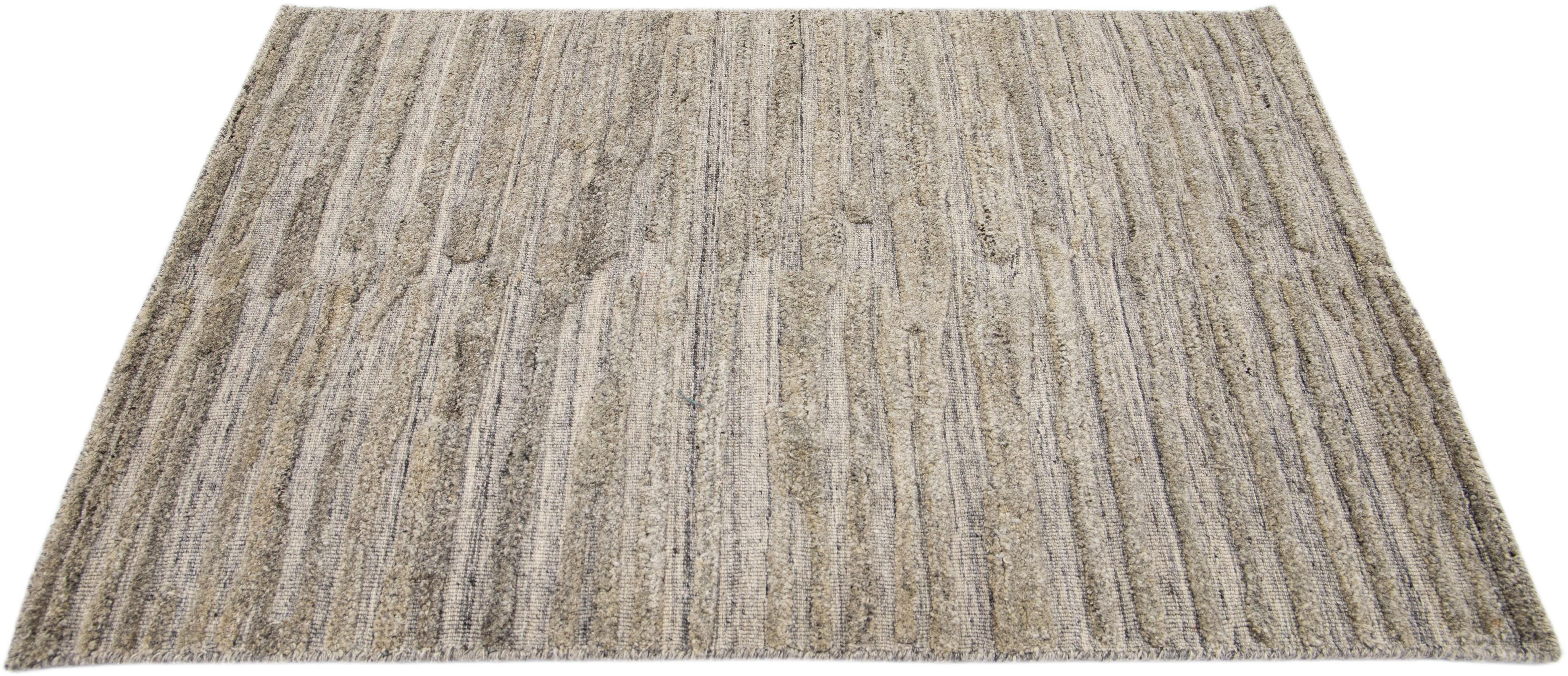 Apadana's Modern Abstract Wollteppich nach Maß. Kundenspezifische Größen und Farben auf Bestellung.

MATERIAL: 60% Viskose, 20% Wolle und 20% Baumwolle.
Techniken: Handgewebt
Stil: Modern.
Vorlaufzeit: Ca. 15-16 Wochen verfügbar.
Farben: Wie
