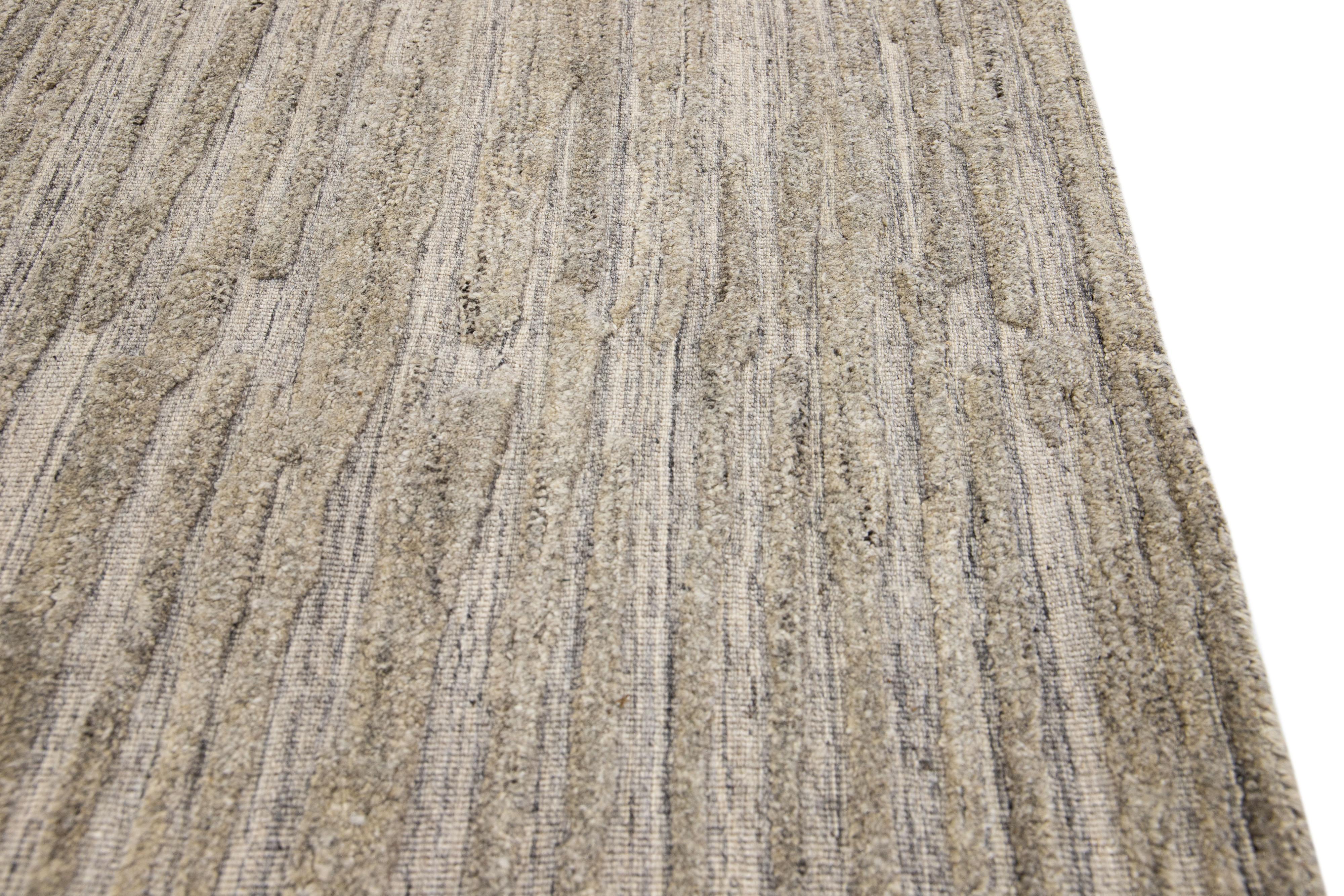 Moderner handgefertigter abstrakter Wollteppich in Beige (Indisch) im Angebot