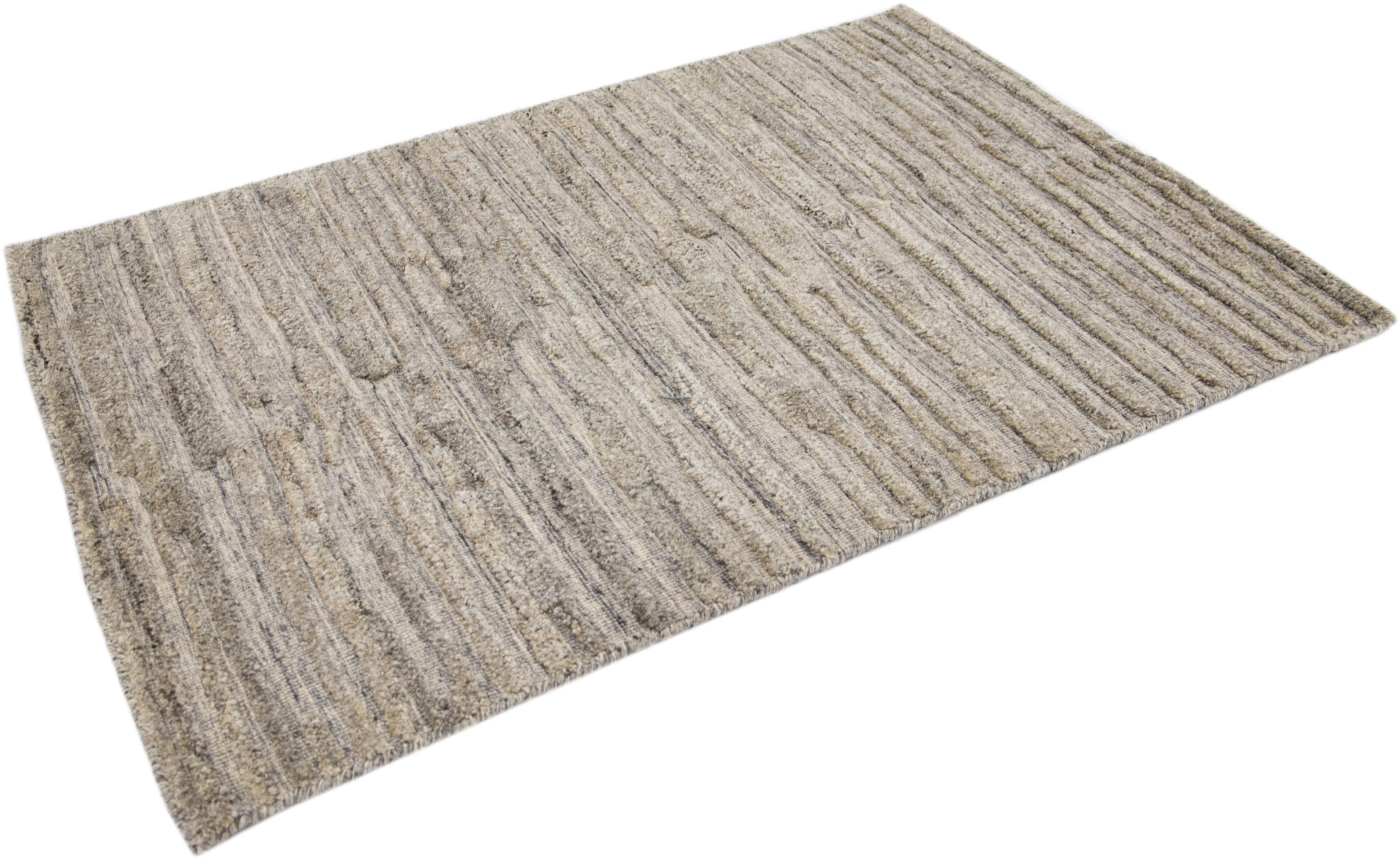 Moderner handgefertigter abstrakter Wollteppich in Beige (Handgeknüpft) im Angebot