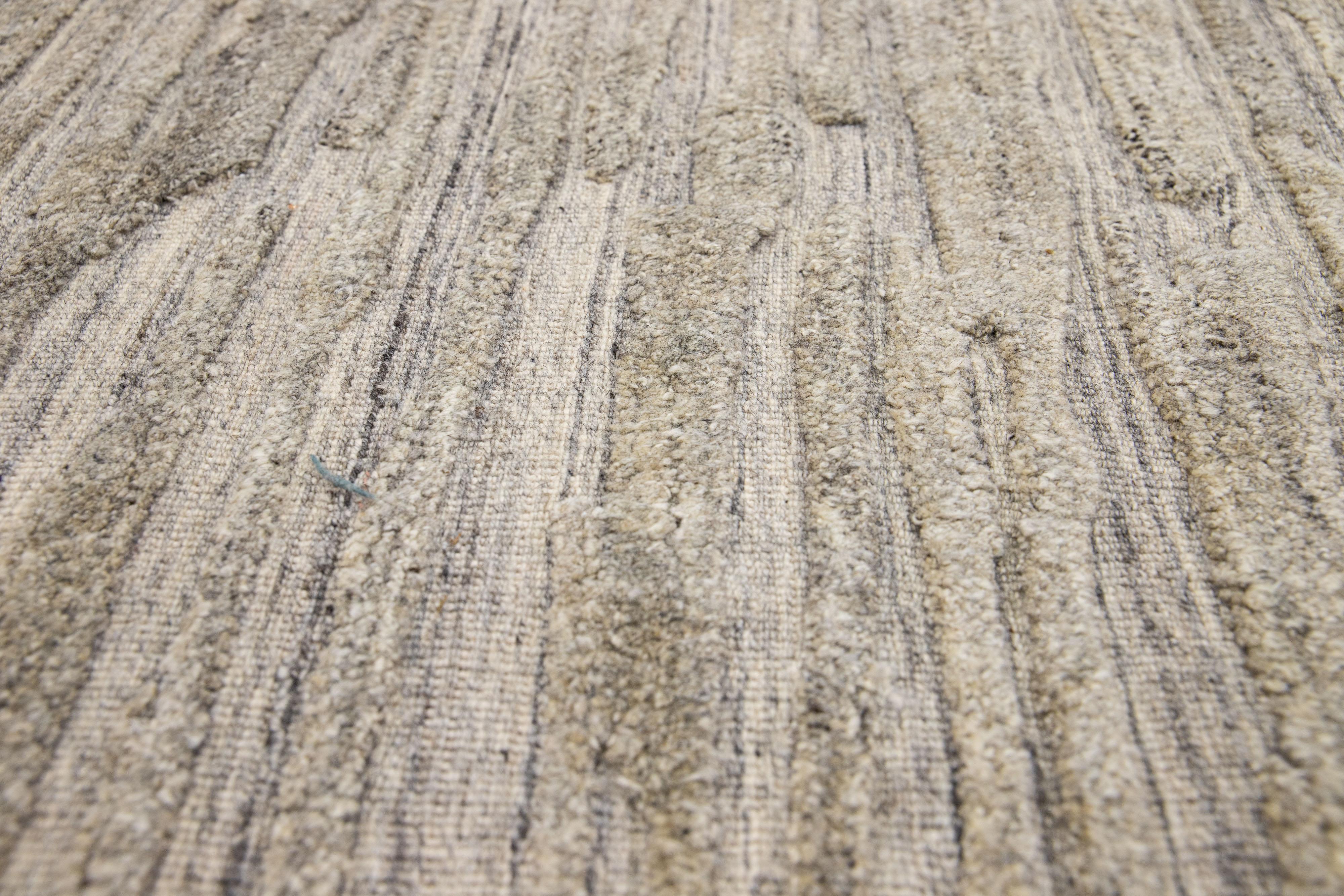 Moderner handgefertigter abstrakter Wollteppich in Beige im Zustand „Starke Gebrauchsspuren“ im Angebot in Norwalk, CT