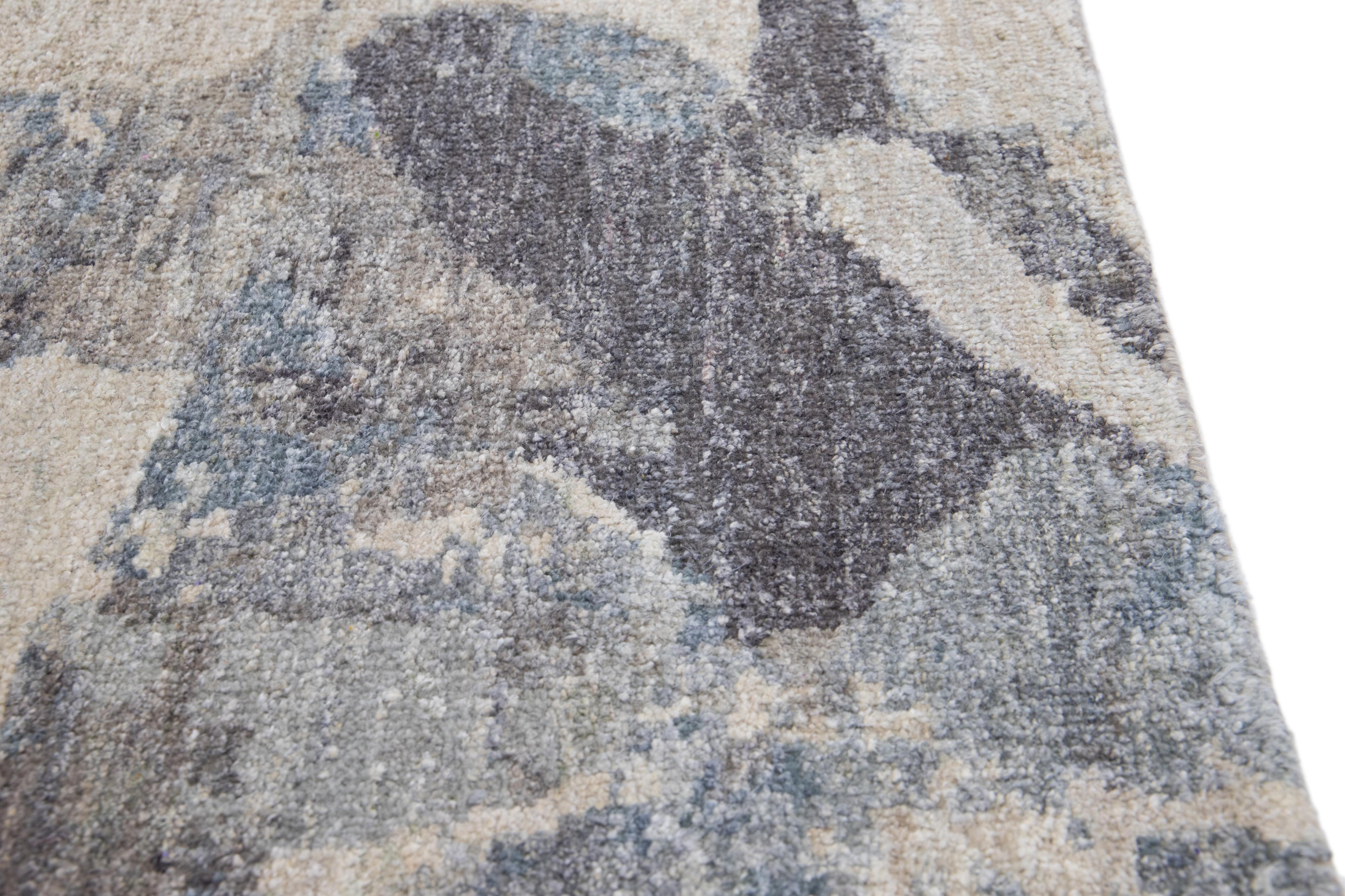 Moderner moderner handgefertigter blau/grauer abstrakter Teppich aus Wolle und Seide (Indisch) im Angebot