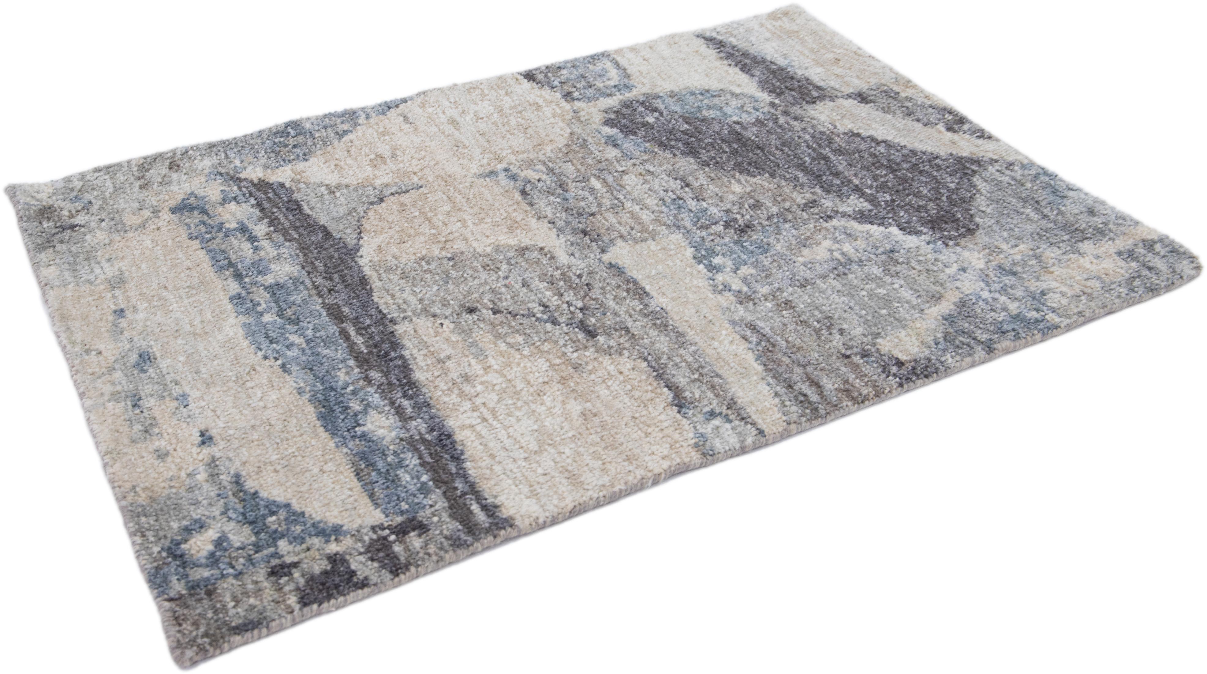 Moderner moderner handgefertigter blau/grauer abstrakter Teppich aus Wolle und Seide (Handgeknüpft) im Angebot