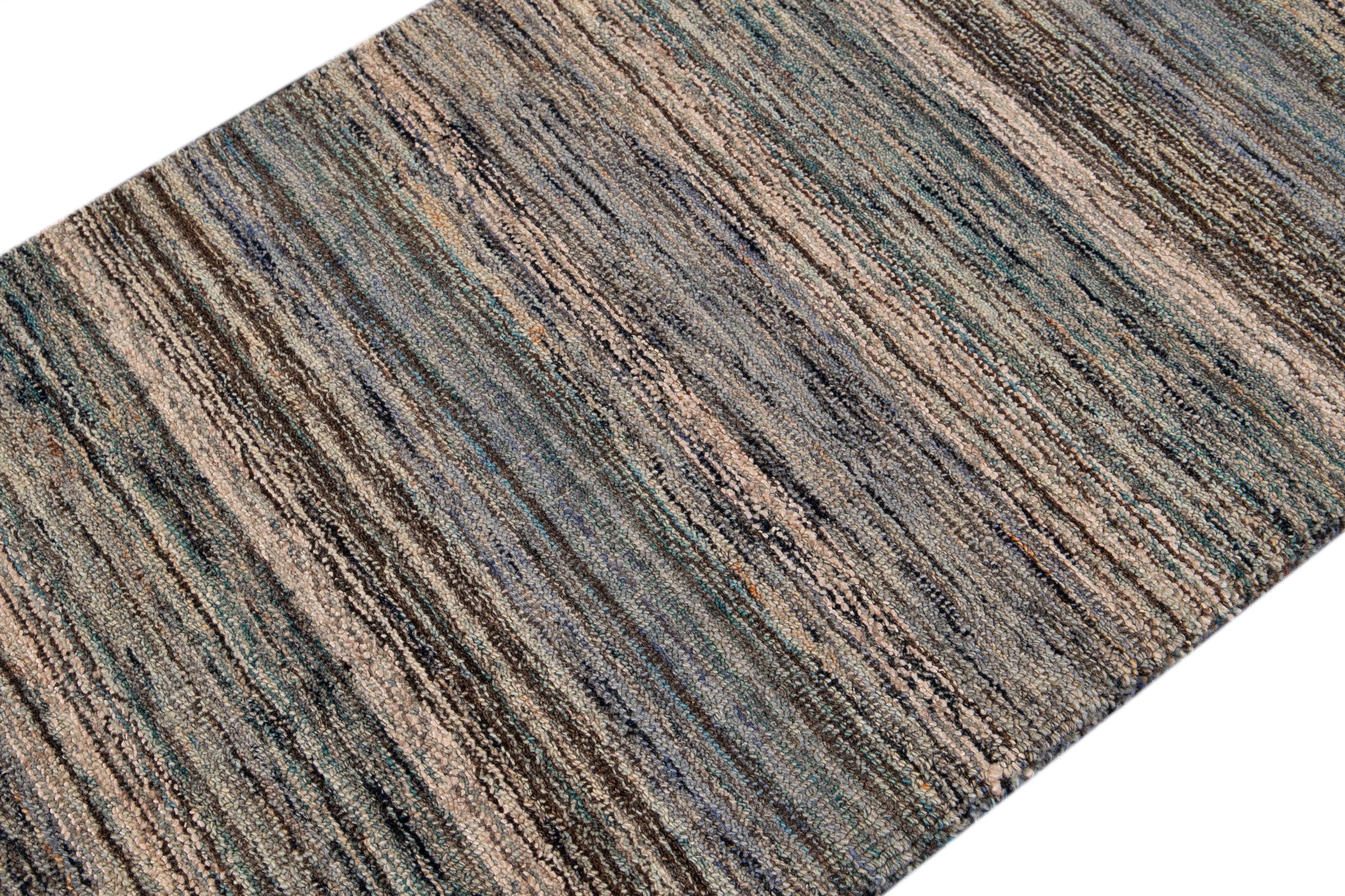 Der moderne Wollteppich von Apadana. Kundenspezifische Größen und Farben auf Bestellung. 

MATERIAL: Wolle 
Techniken: Hand-Loom
Stil: Modern
Vorlaufzeit: Ca. 15-16 Wochen verfügbar 
Farben: Wie abgebildet, andere individuelle Farben sind möglich.