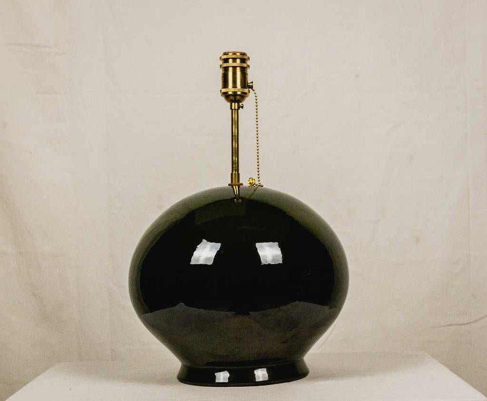 Cette lampe à poser est réalisée en céramique, par un spécialiste de la poterie traditionnelle, avec un extérieur vitrifié pour une plus grande projection de la lumière. L'abat-jour et l'ampoule ne sont pas inclus, mais nous pouvons les vendre