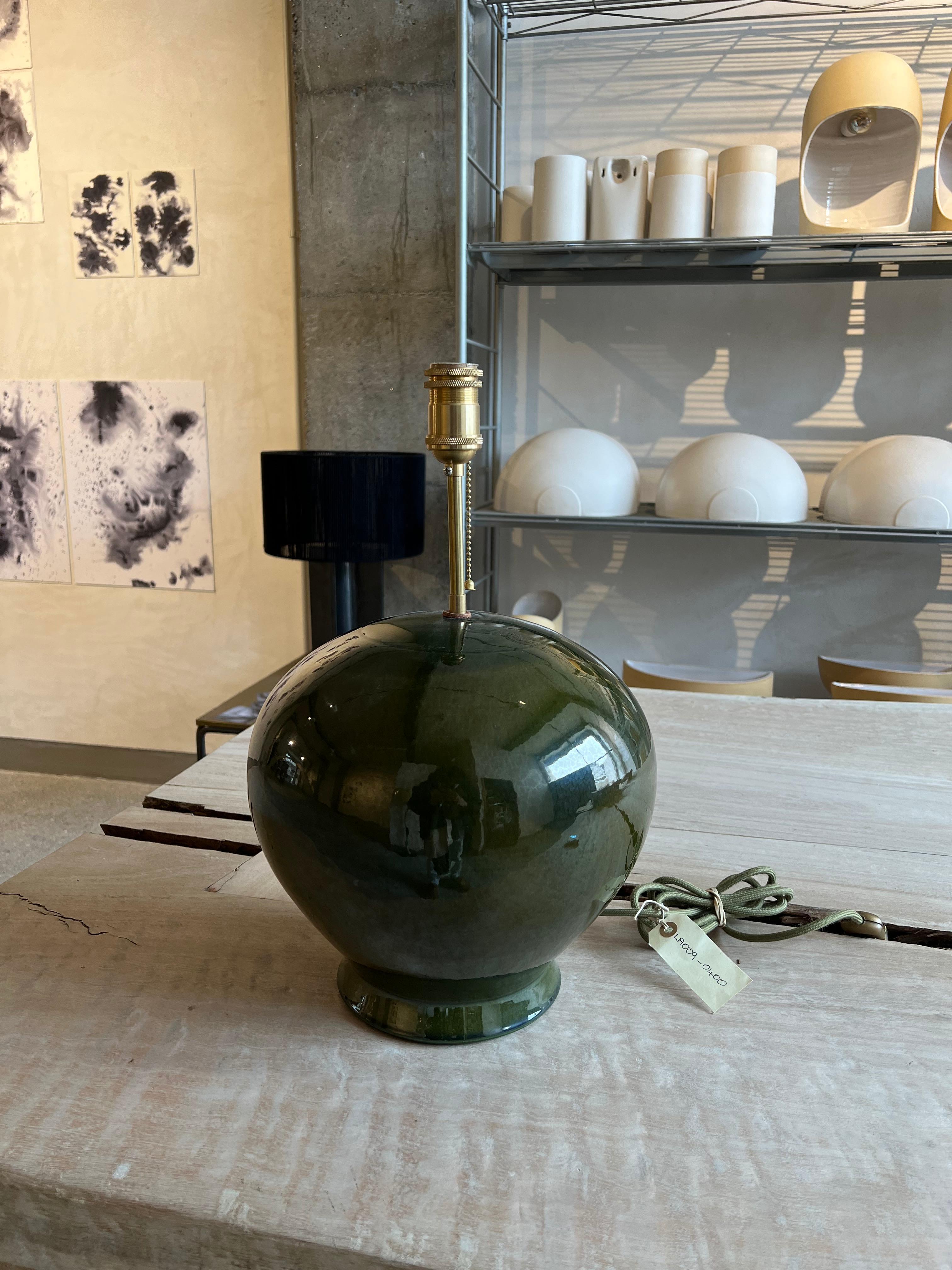 Espagnol Lampe de bureau moderne en céramique faite à la main et laiton, vert olive avec signature en vente