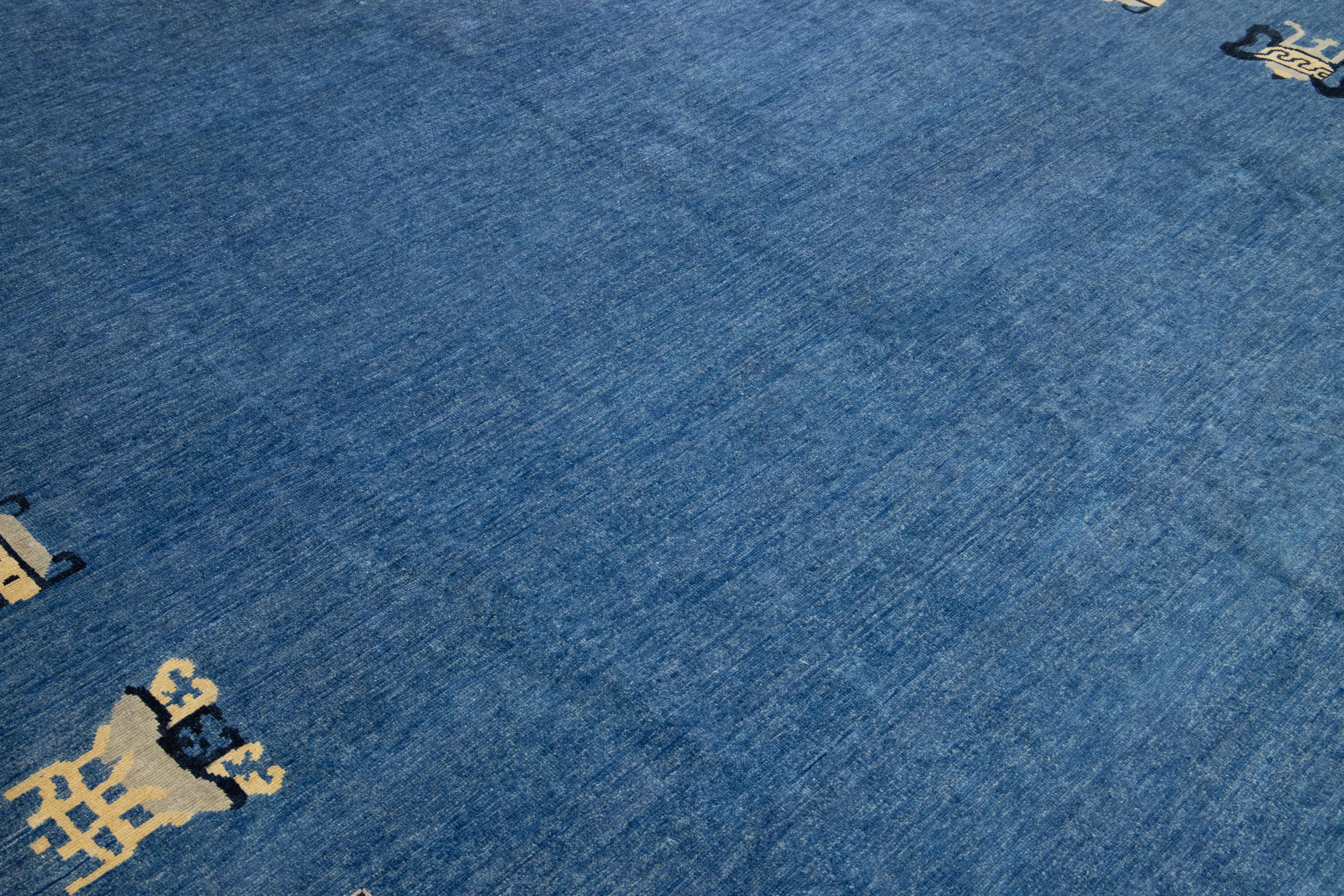 Tapis moderne en laine de style chinois fait à la main en bleu en vente 2