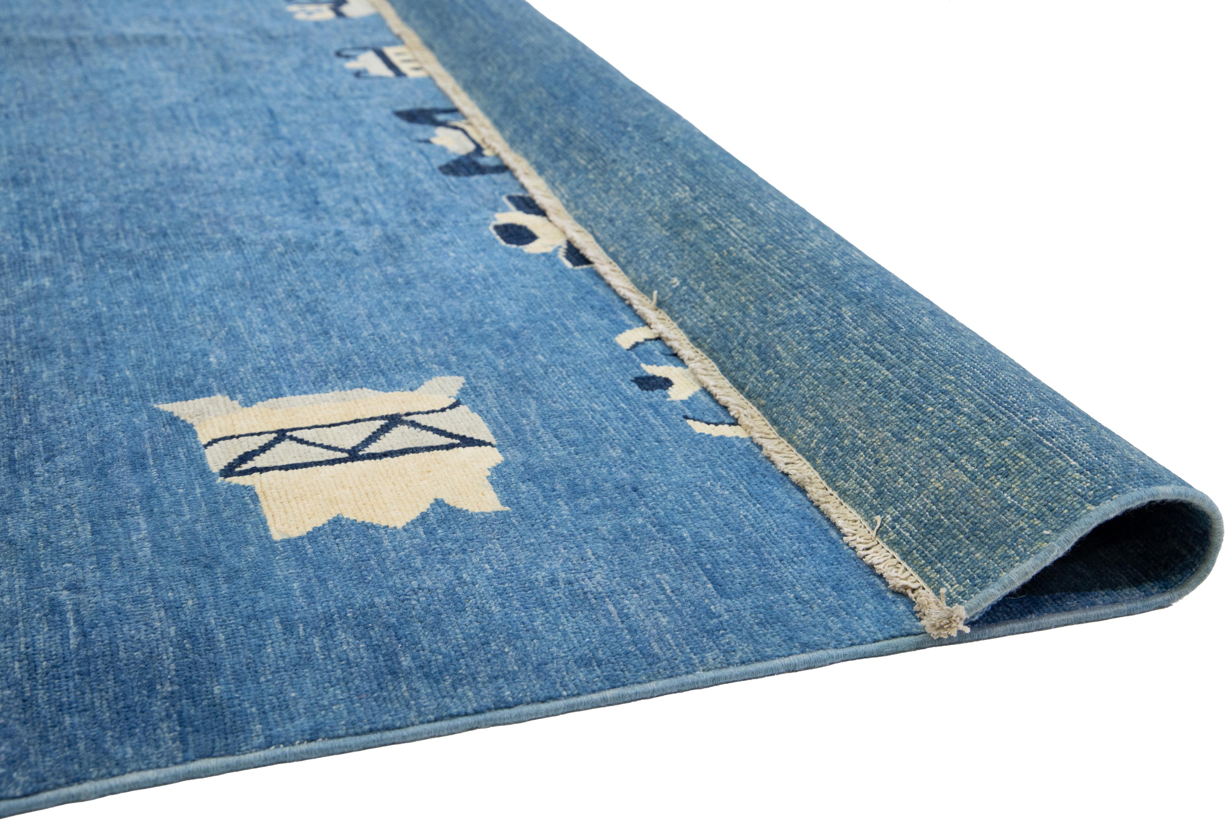 Chippendale chinois Tapis moderne en laine de style chinois fait à la main en bleu en vente