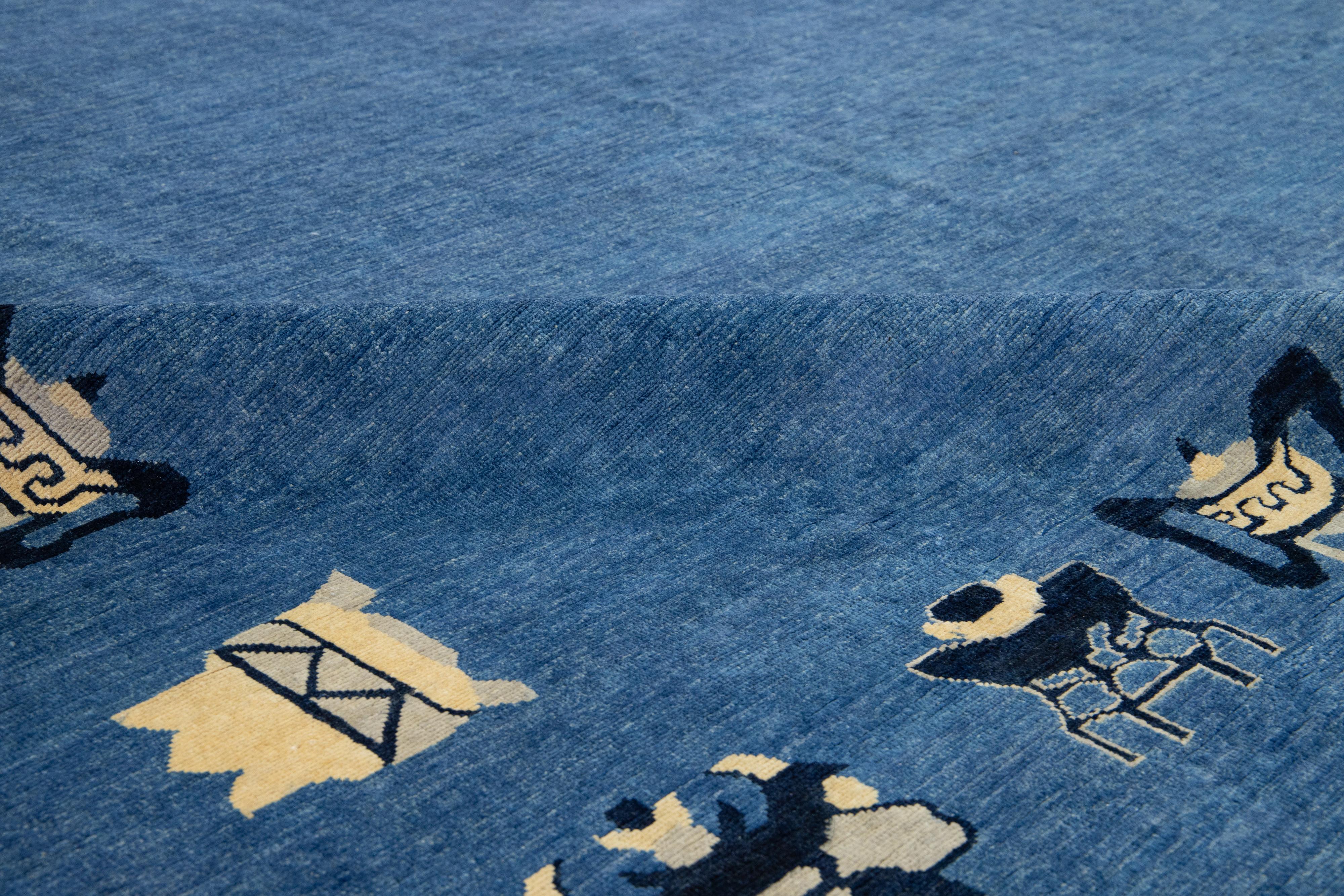 Tapis moderne en laine de style chinois fait à la main en bleu Neuf - En vente à Norwalk, CT