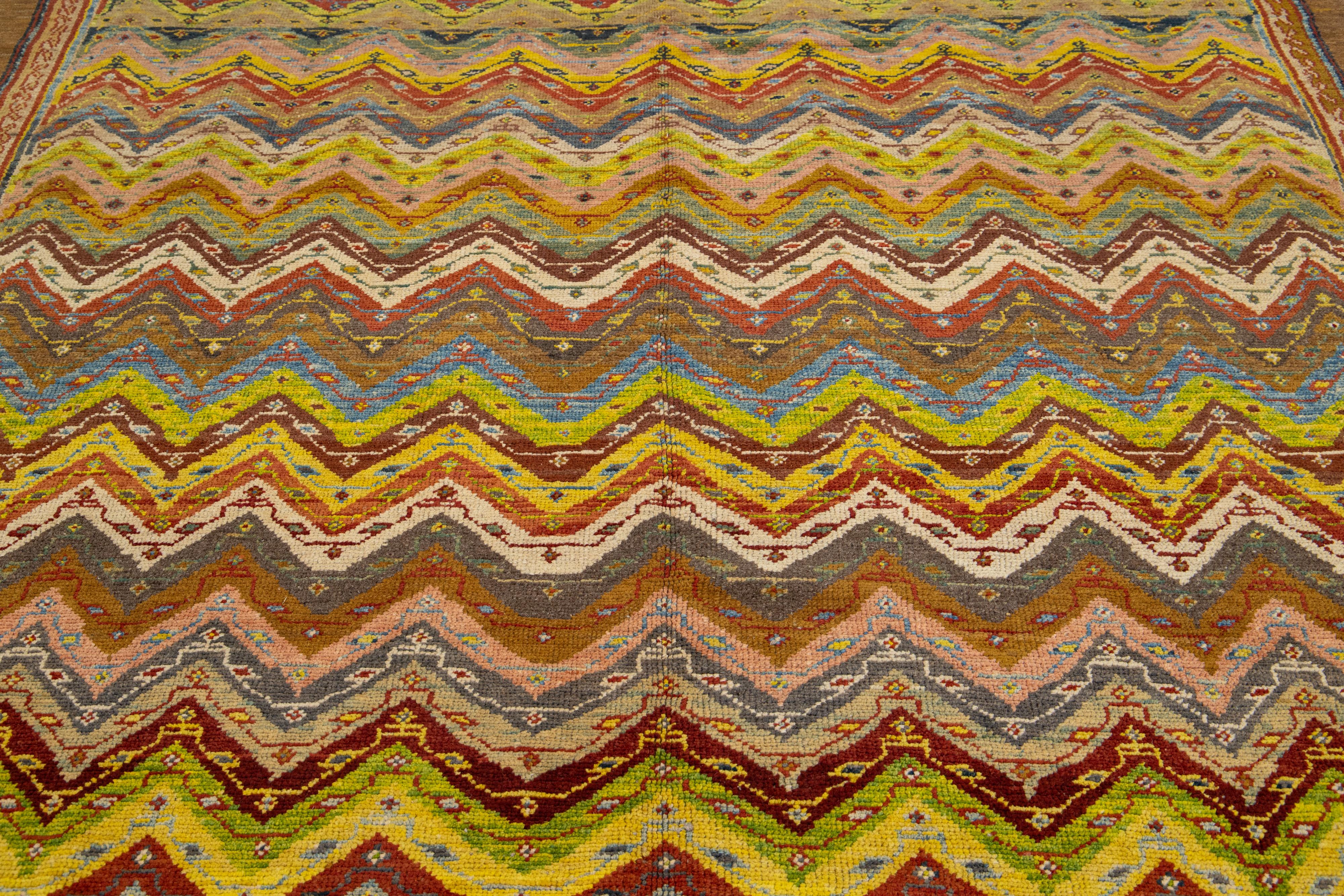 Tapis moderne déco en laine fait à la main avec un design multicolore en vente 6