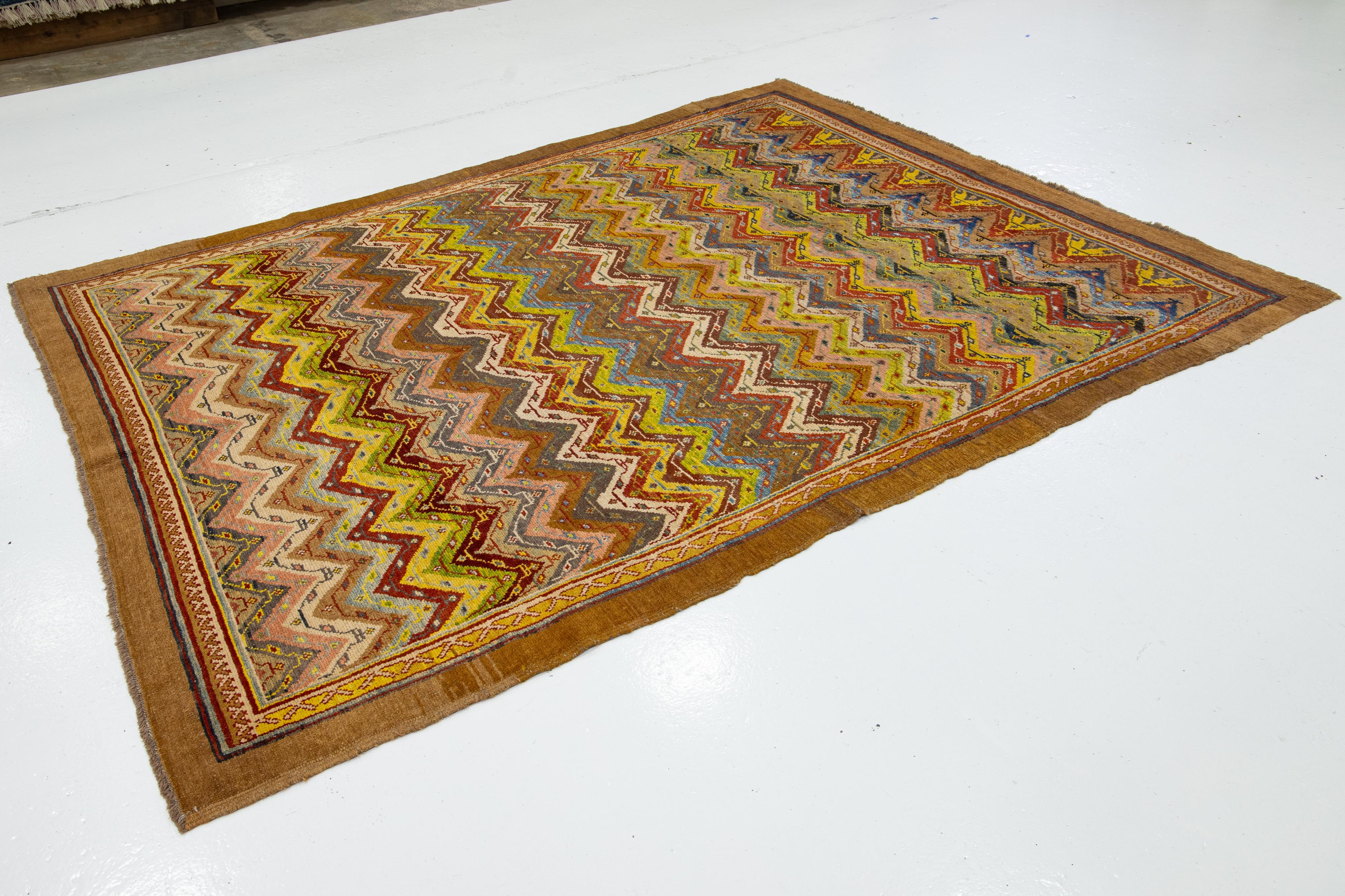 Tapis moderne déco en laine fait à la main avec un design multicolore en vente 1