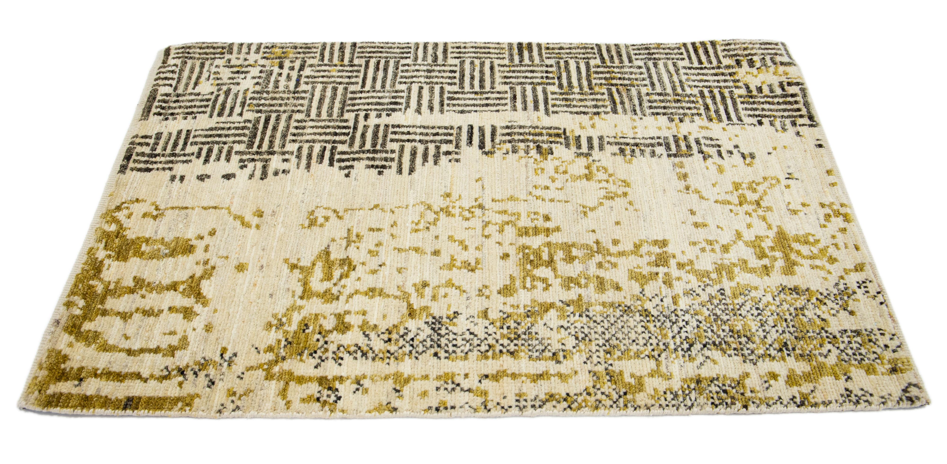 Apadana's Moderner Dekonstruktions-Stil Wollteppich nach Maß. Kundenspezifische Größen und Farben auf Bestellung. 

MATERIAL: Wolle 
Techniken: Handgeknüpft
Stil: Modern
Vorlaufzeit: Ca. 15-16 Wochen verfügbar 
Farben: Wie abgebildet, andere