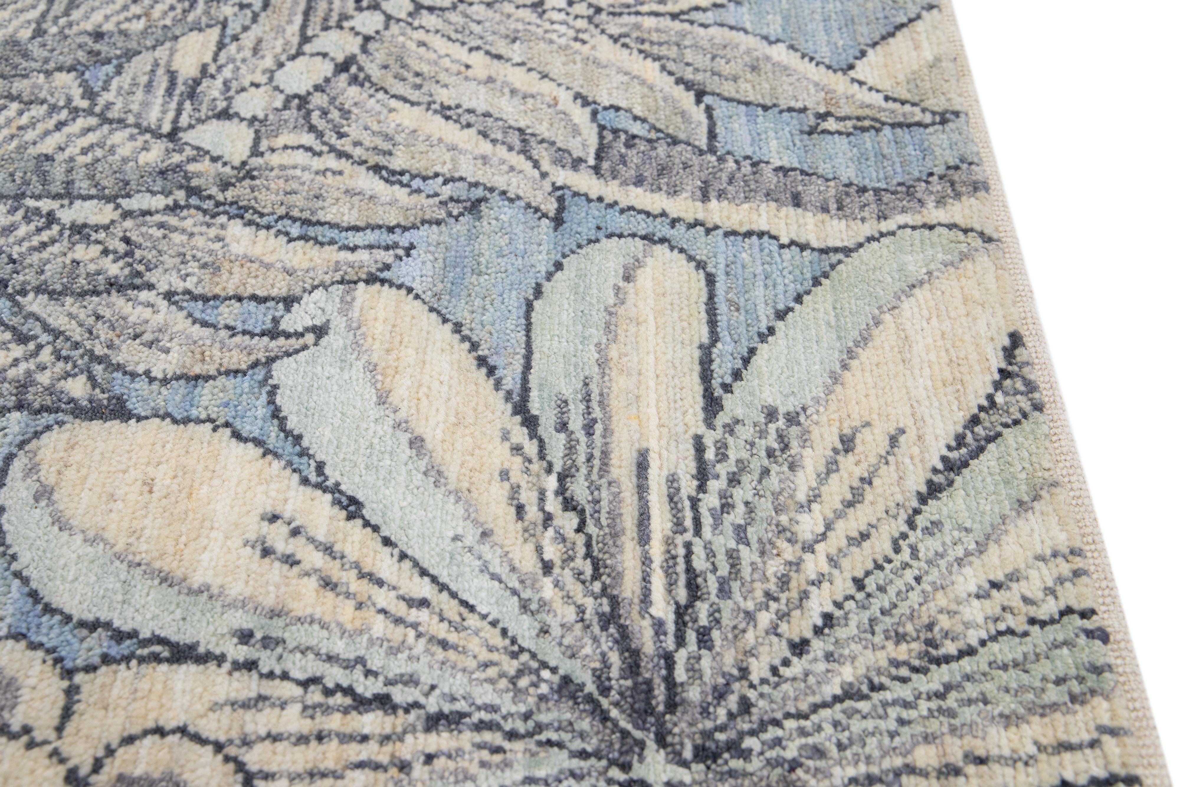Indiano Tappeto moderno fatto a mano floreale personalizzato in lana e seta blu in vendita