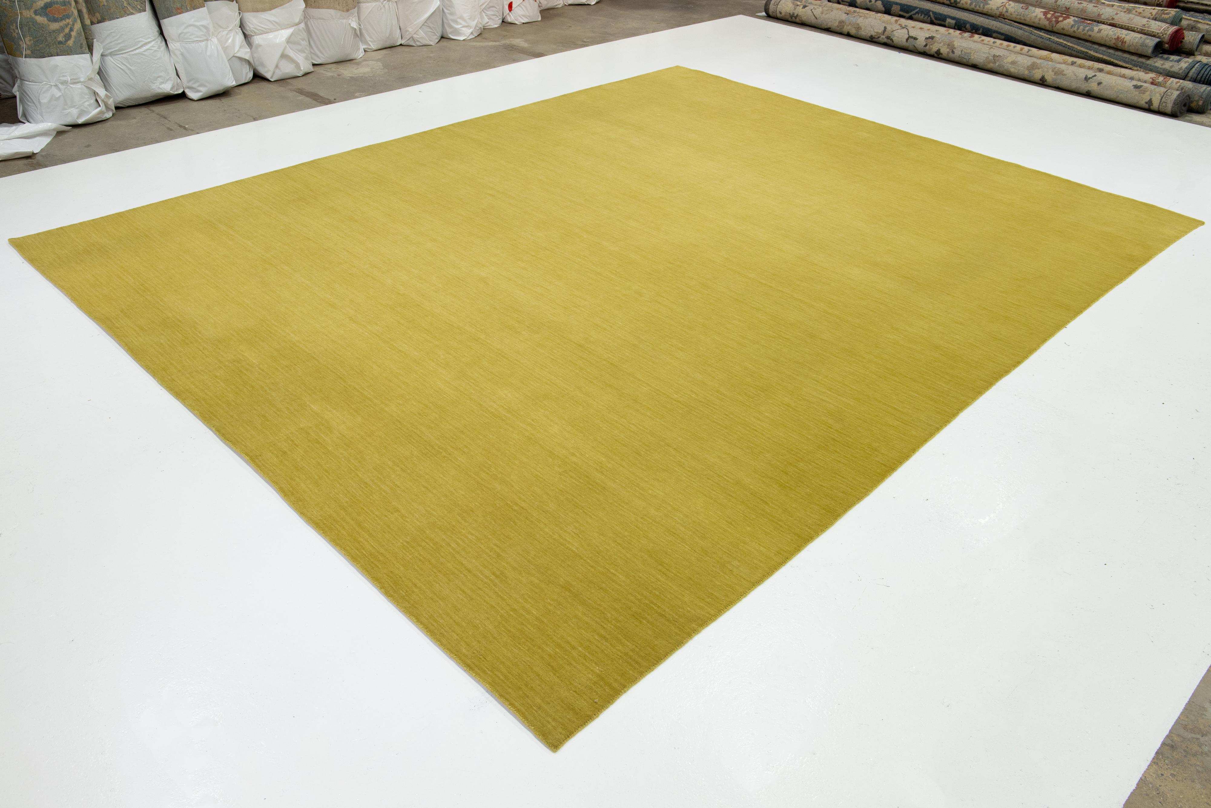 Questo tappeto in lana personalizzato e realizzato a mano, in stile Gabbeh, presenta un disegno a tinta unita di colore verde. Fa parte della nostra Desert Collection ed è disponibile in diversi colori. Utilizziamo tecniche di lavorazione a mano per