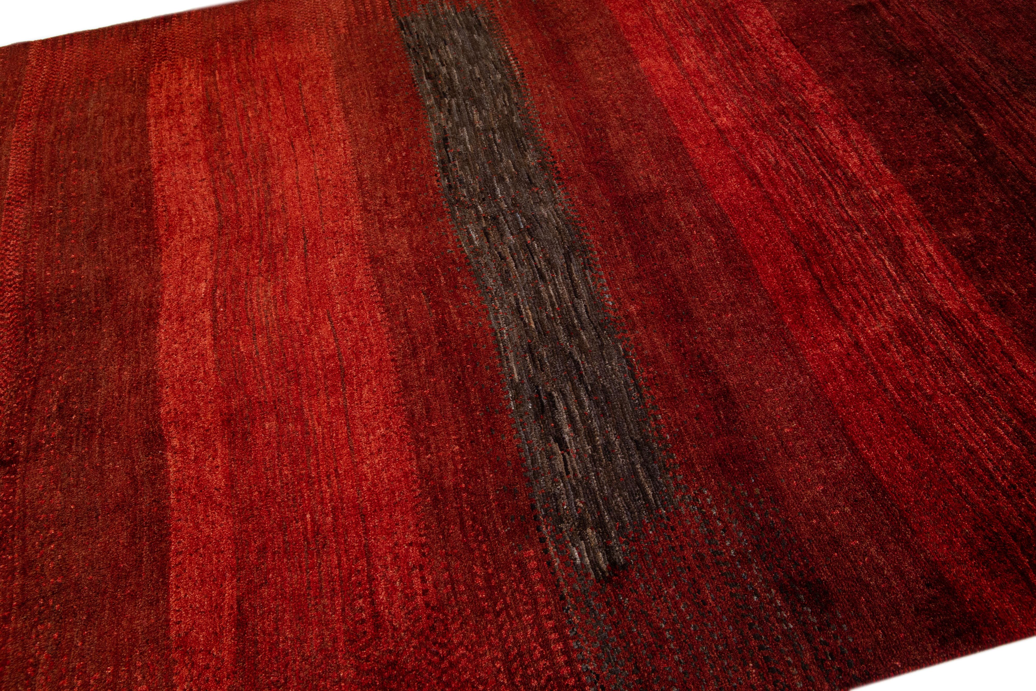 Moderner handgefertigter roter Wollteppich im Gabbeh-Stil mit abstraktem Muster (Indisch) im Angebot