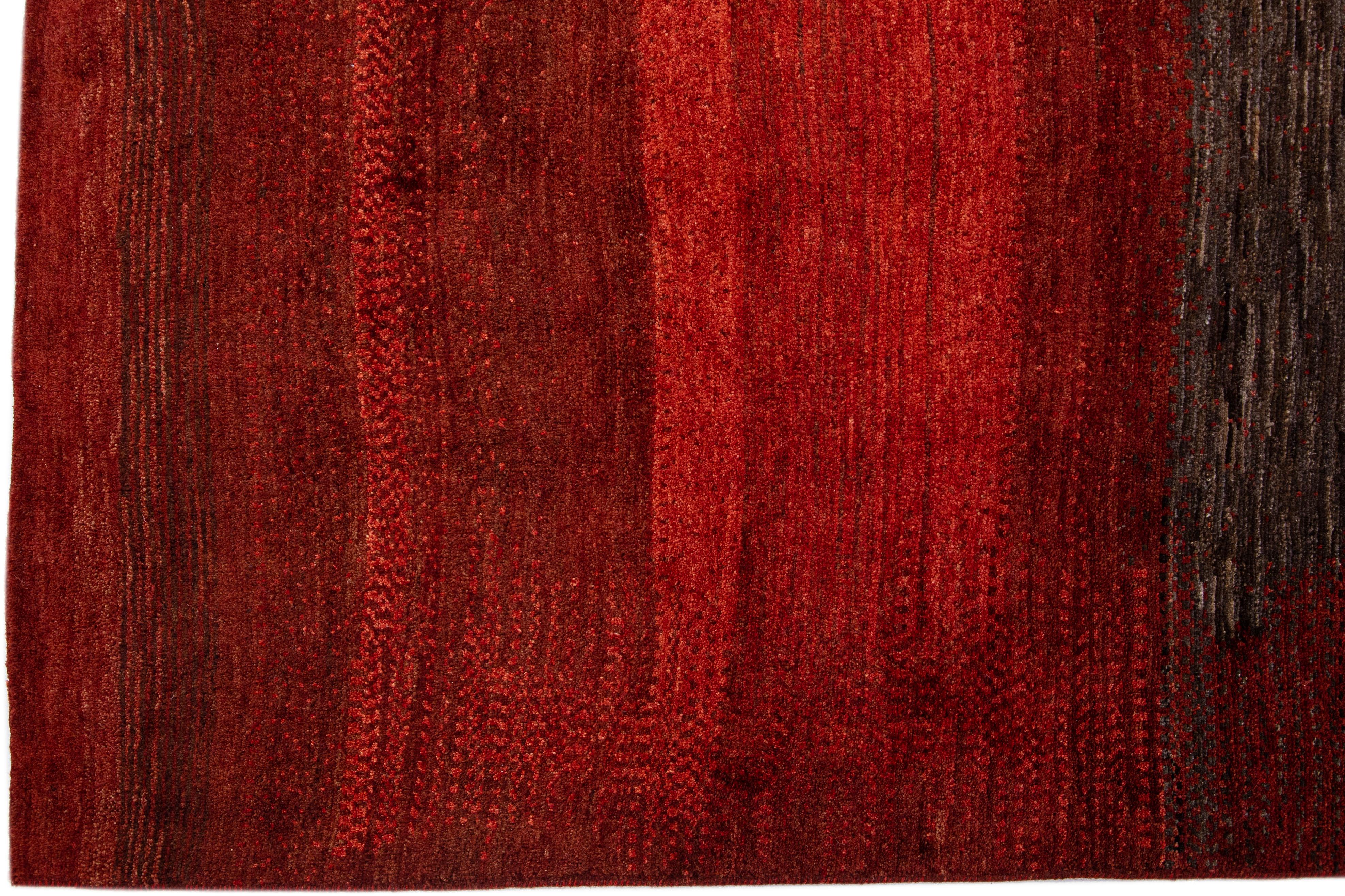 Tissé à la main Tapis moderne en laine rouge de style Gabbeh fait à la main avec motif abstrait en vente