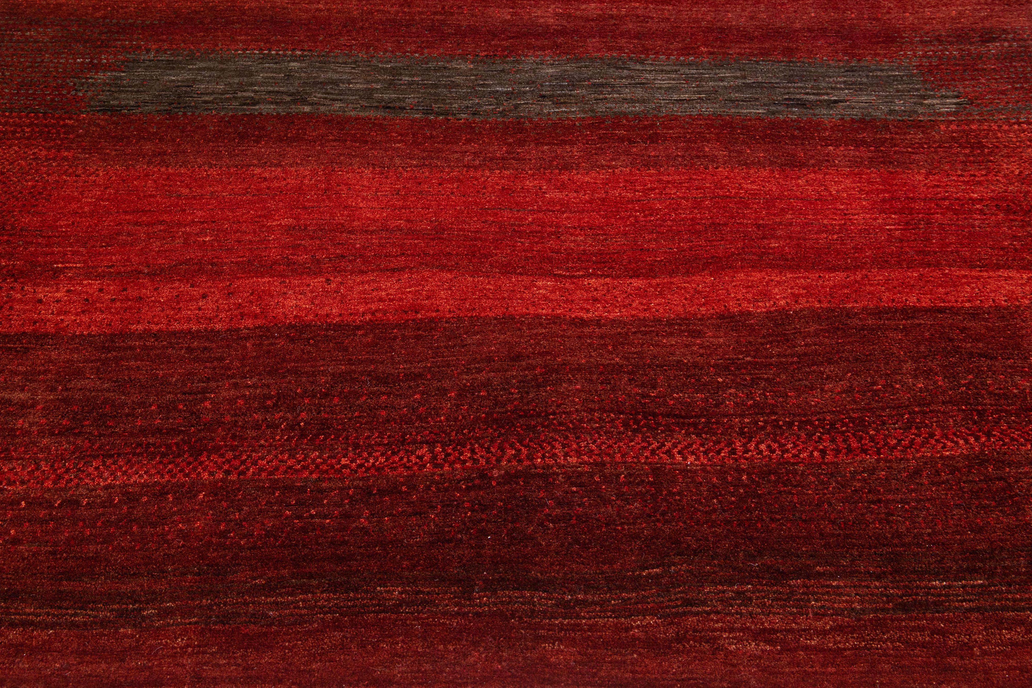 Moderner handgefertigter roter Wollteppich im Gabbeh-Stil mit abstraktem Muster (21. Jahrhundert und zeitgenössisch) im Angebot