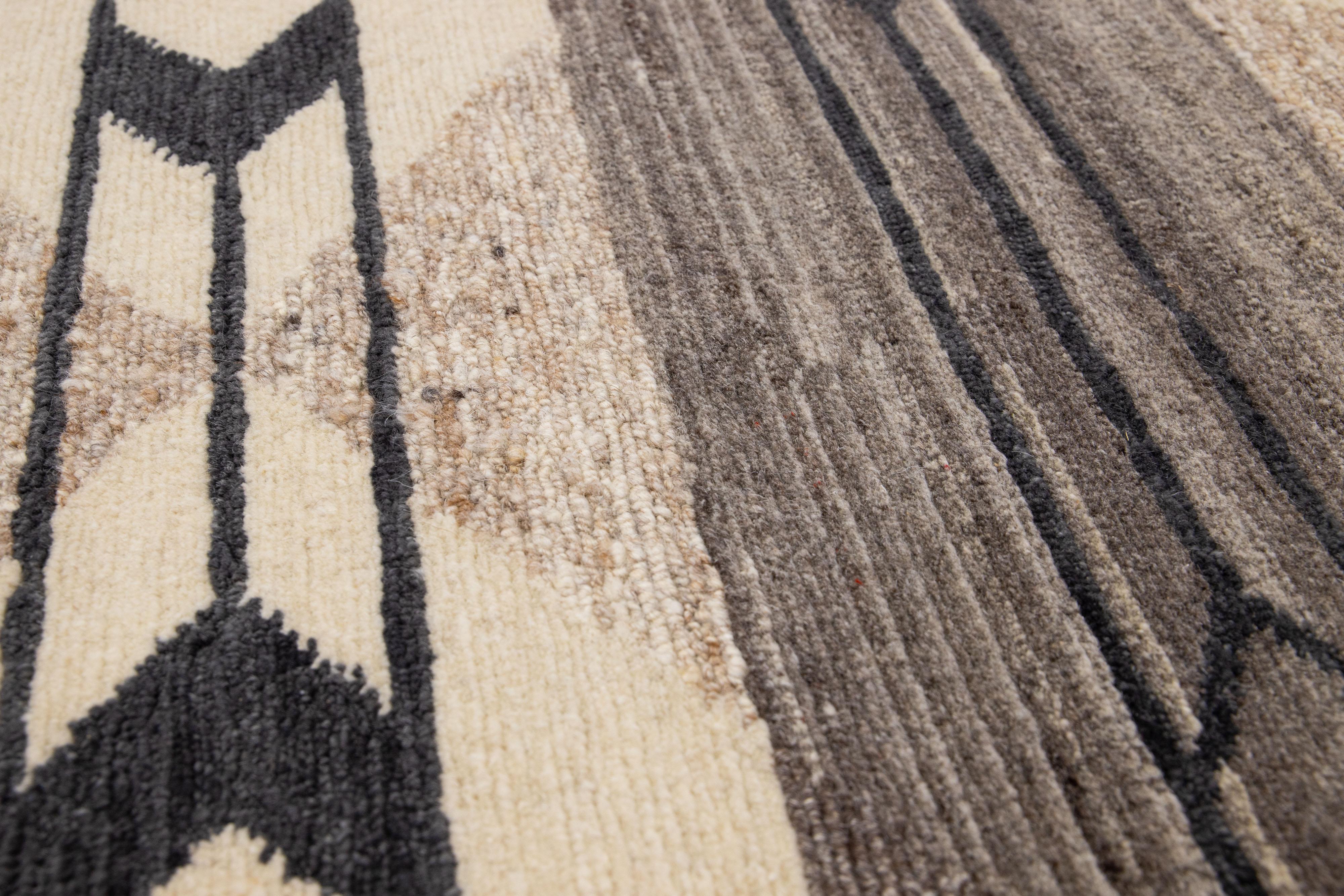 Apadana's Moderner Wollteppich nach Maß. Kundenspezifische Größen und Farben auf Bestellung.

MATERIAL: 80 Knoten, 100 Wolle.
Techniken: Handgeknüpft.
Stil: Modern.
Vorlaufzeit: Ca. 15-16 Wochen verfügbar.
Farben: Wie abgebildet, andere individuelle