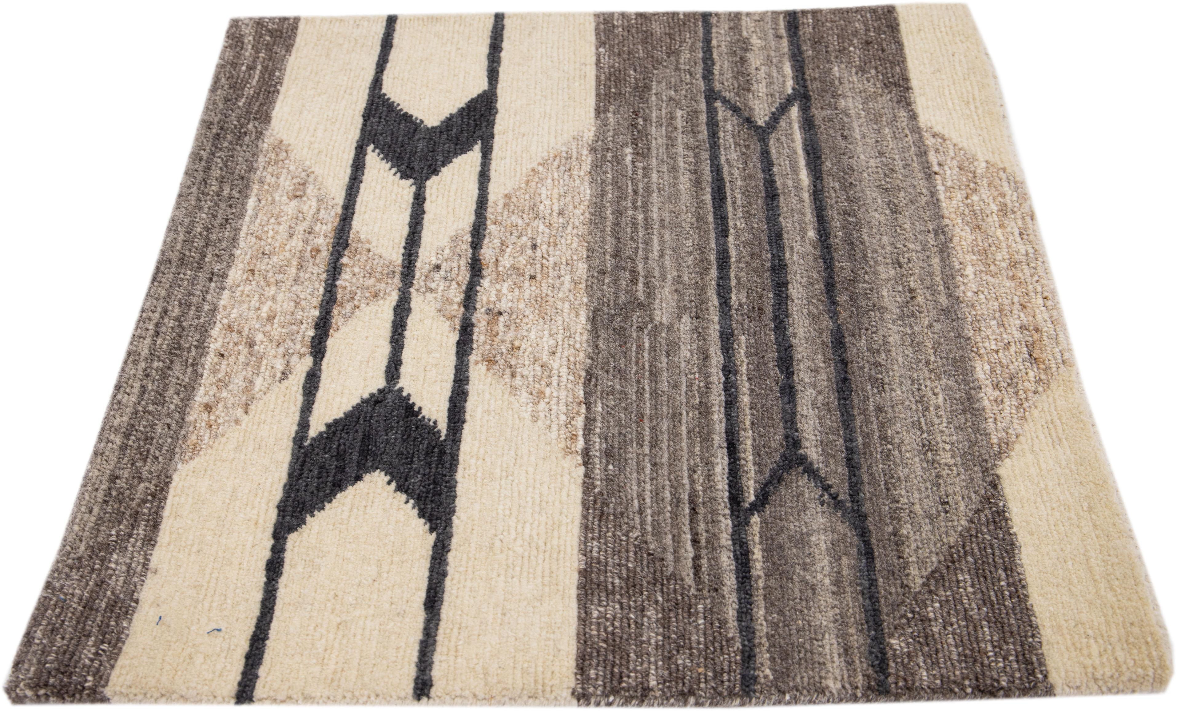 Moderner handgefertigter geometrischer Wollteppich in Beige (Nepalesisch) im Angebot