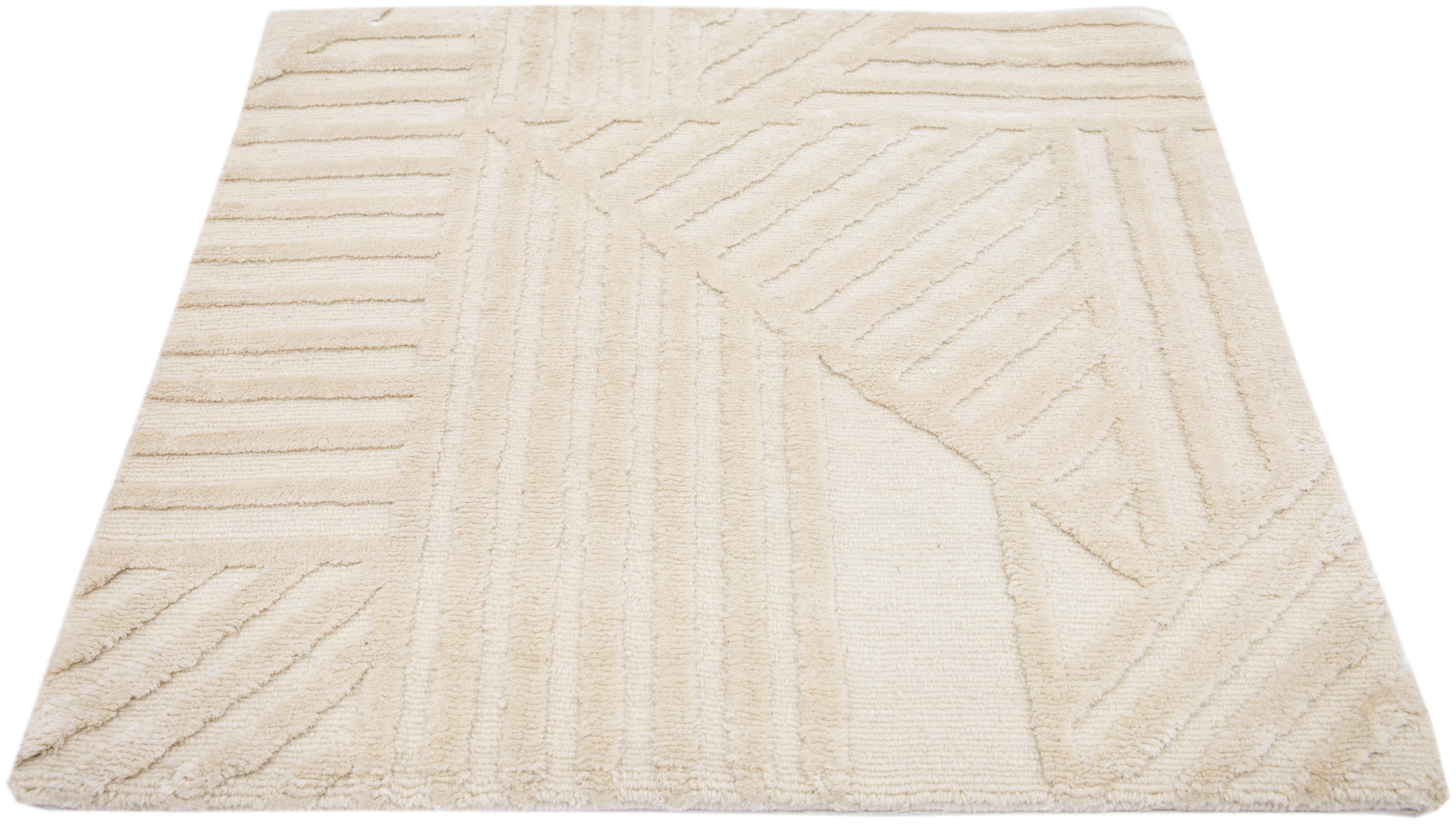 Moderner handgefertigter geometrischer Wollteppich in Beige (Nepalesisch) im Angebot