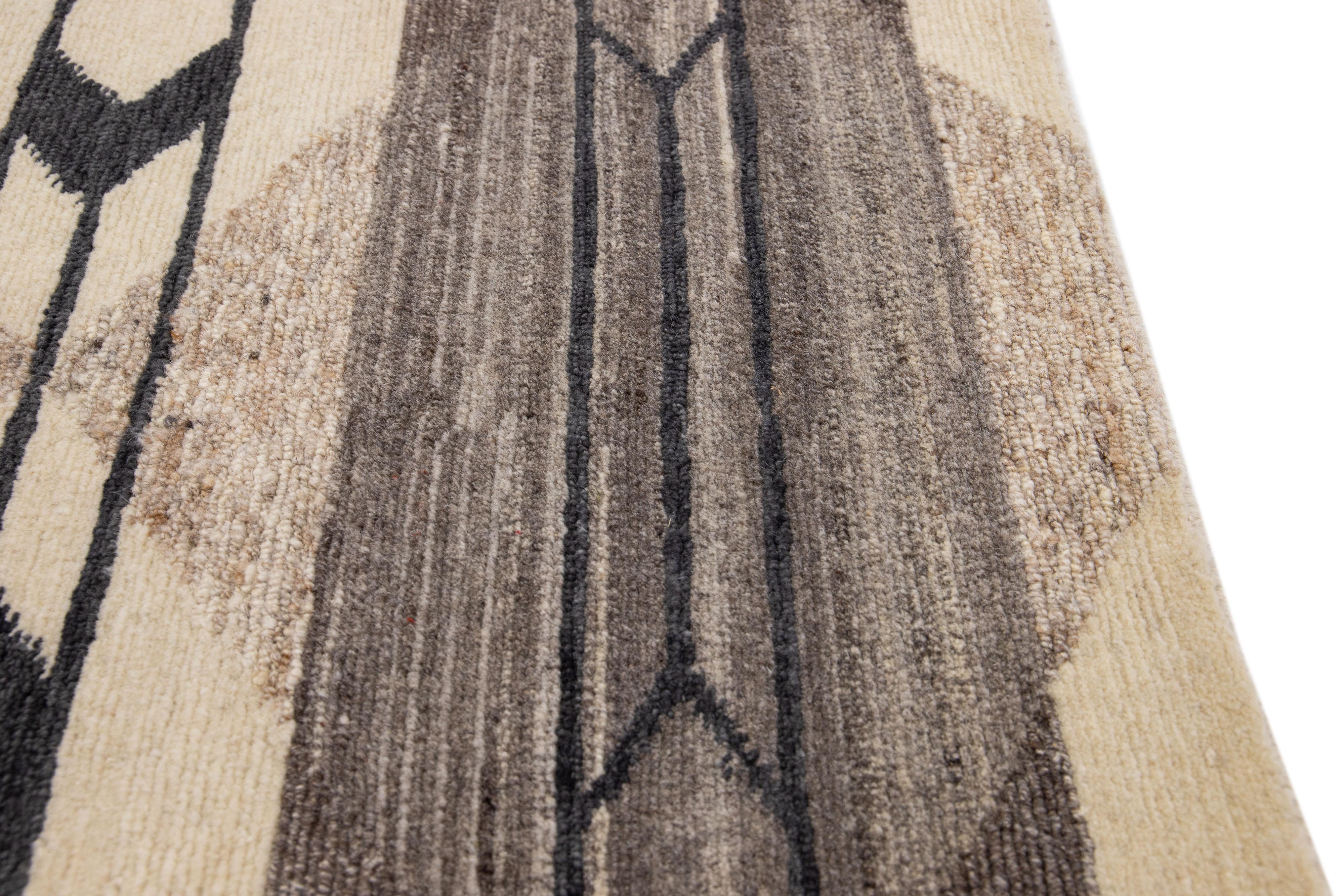 Moderner handgefertigter geometrischer Wollteppich in Beige (Handgeknüpft) im Angebot