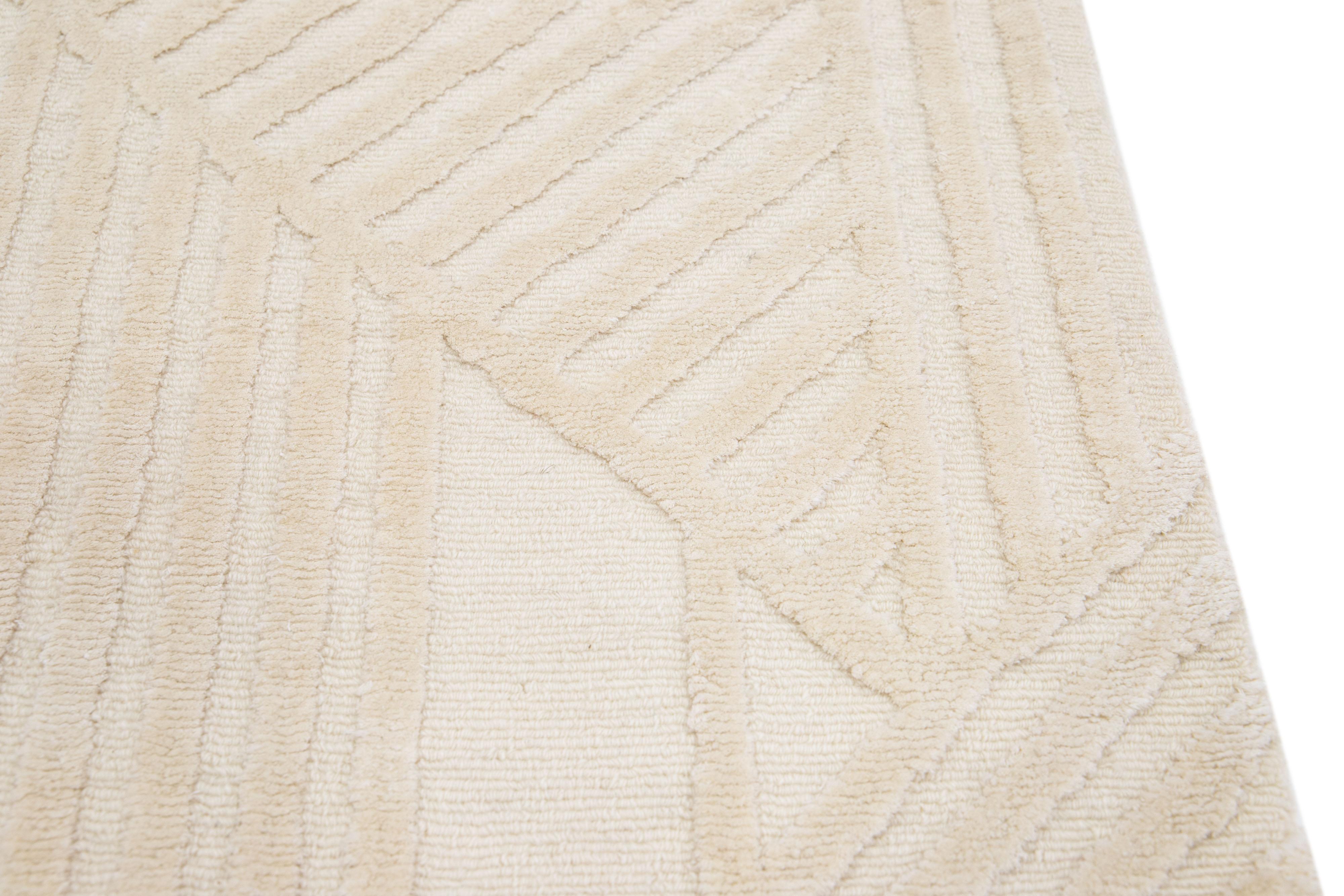 Moderner handgefertigter geometrischer Wollteppich in Beige (Handgeknüpft) im Angebot