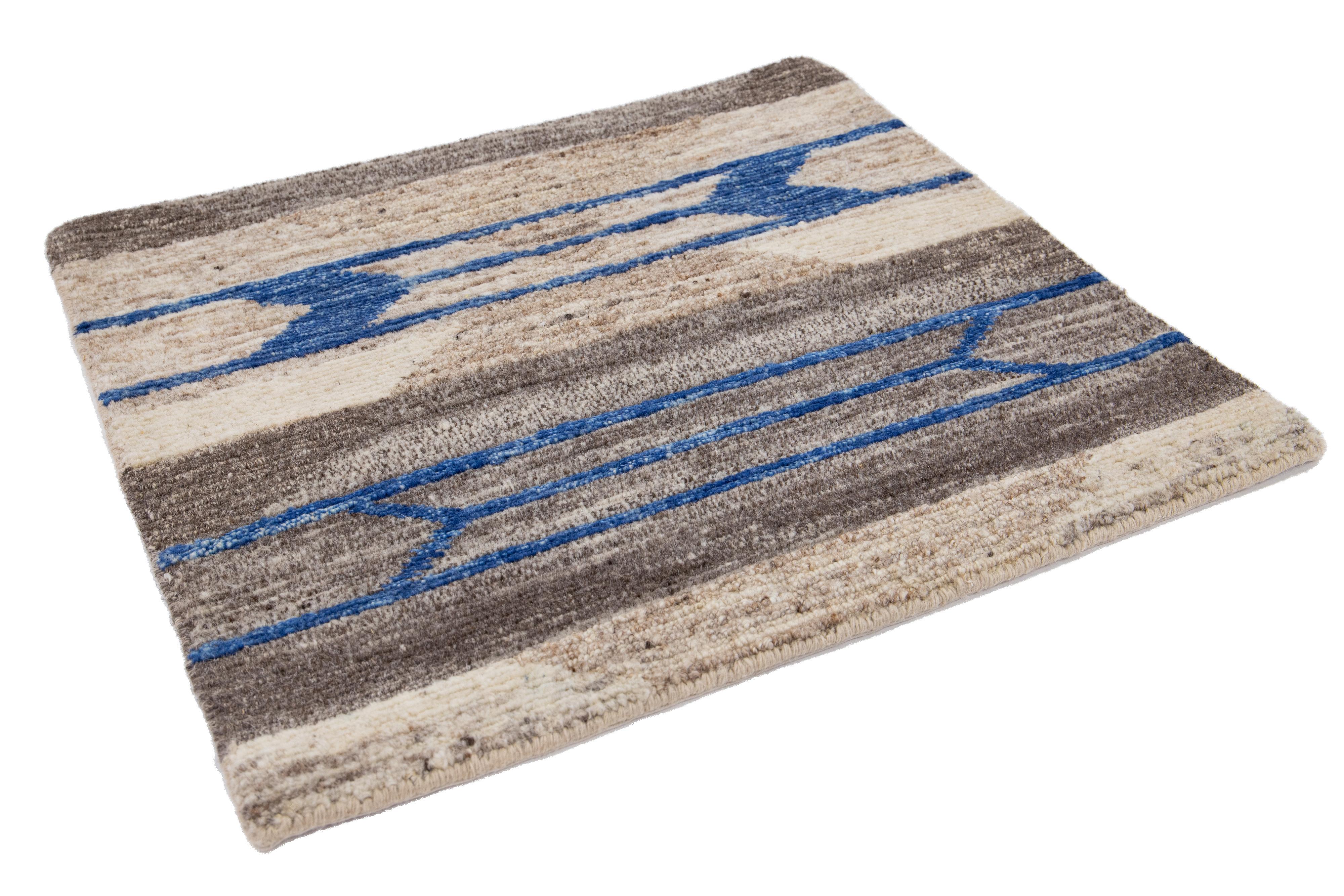 Moderner handgefertigter geometrischer Wollteppich in Beige im Zustand „Neu“ im Angebot in Norwalk, CT