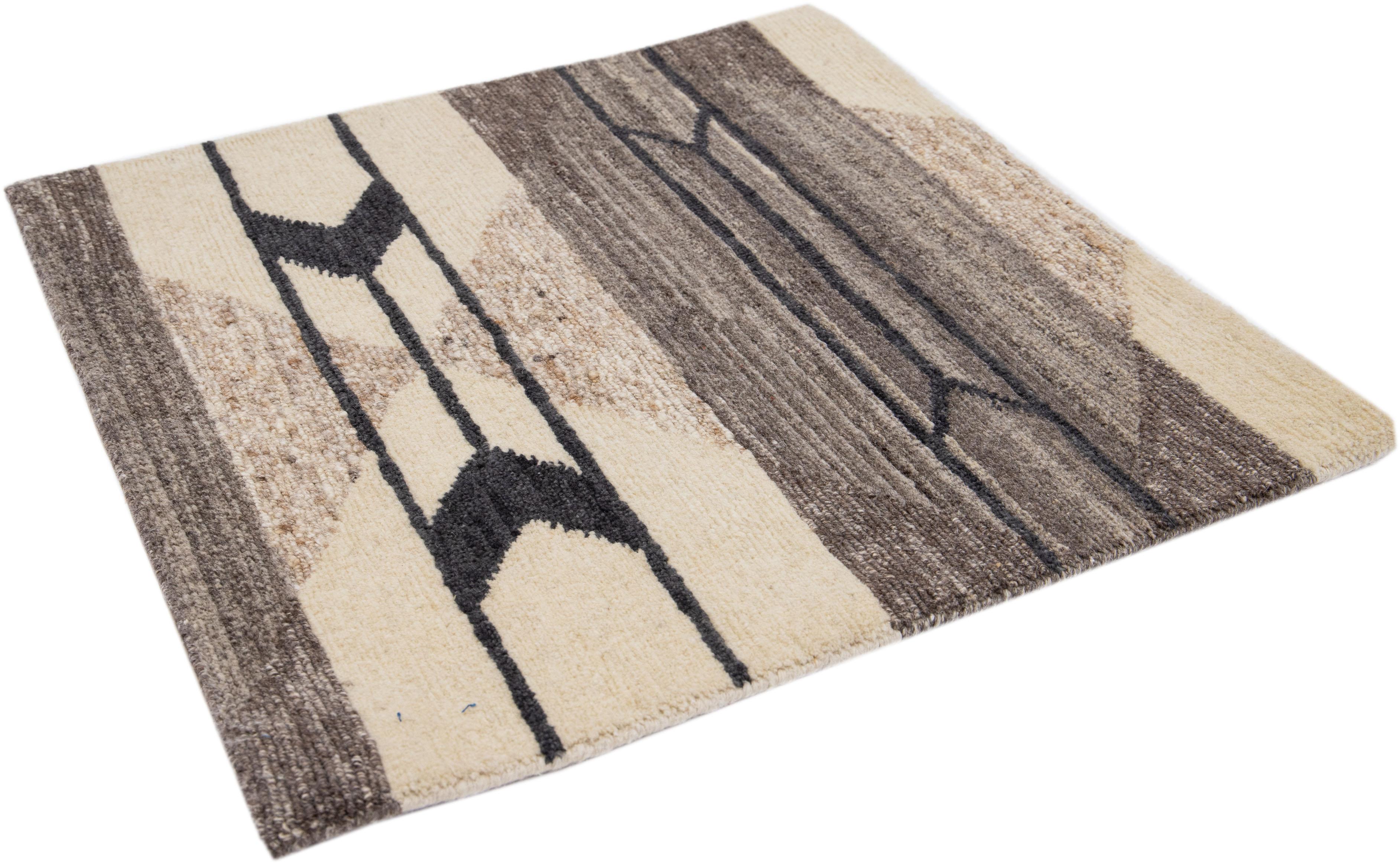 Moderner handgefertigter geometrischer Wollteppich in Beige im Zustand „Neu“ im Angebot in Norwalk, CT