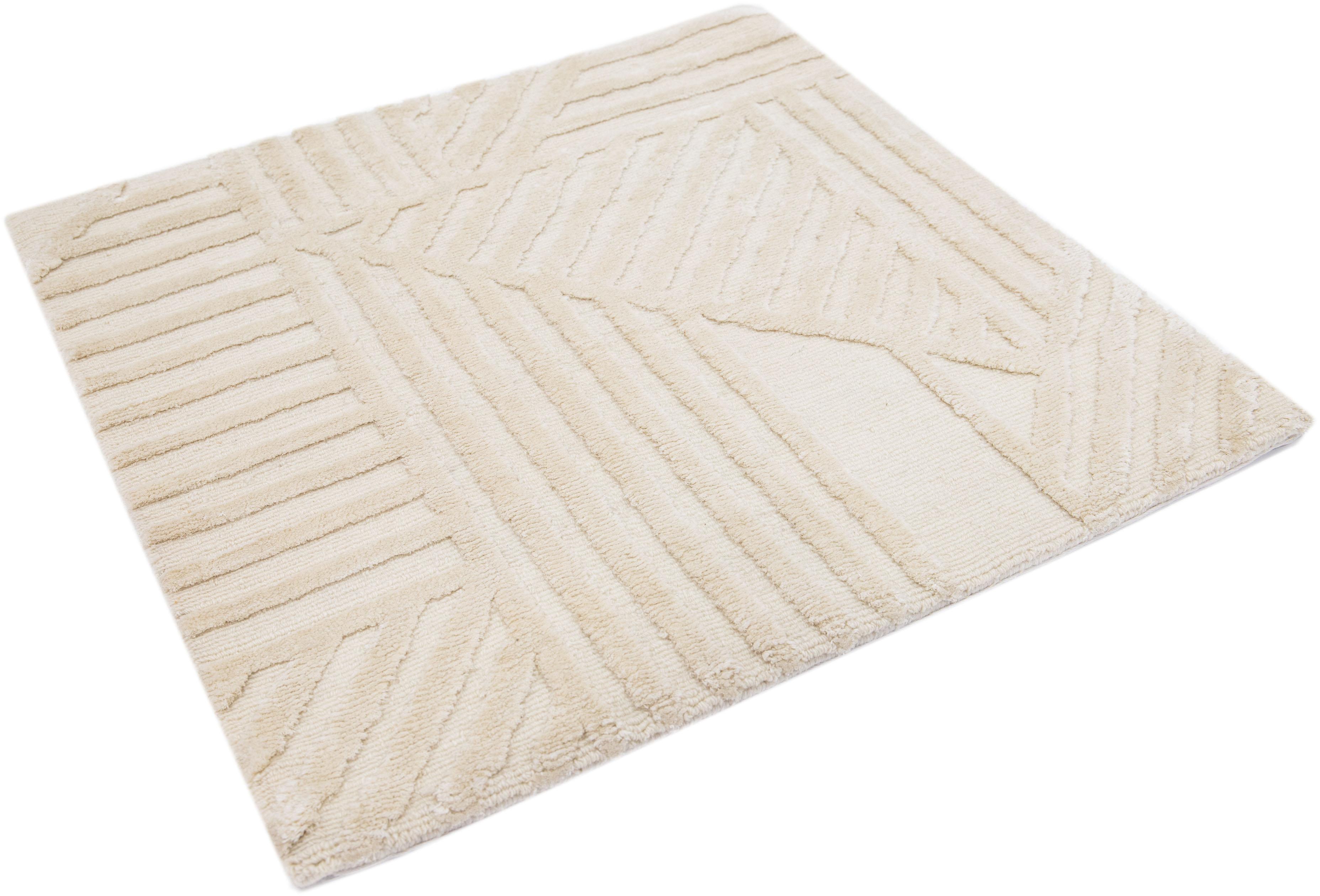 Moderner handgefertigter geometrischer Wollteppich in Beige im Zustand „Neu“ im Angebot in Norwalk, CT