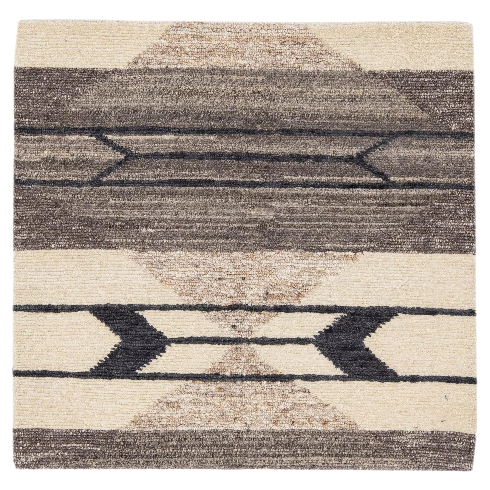 Tappeto moderno fatto a mano geometrico personalizzato in lana beige