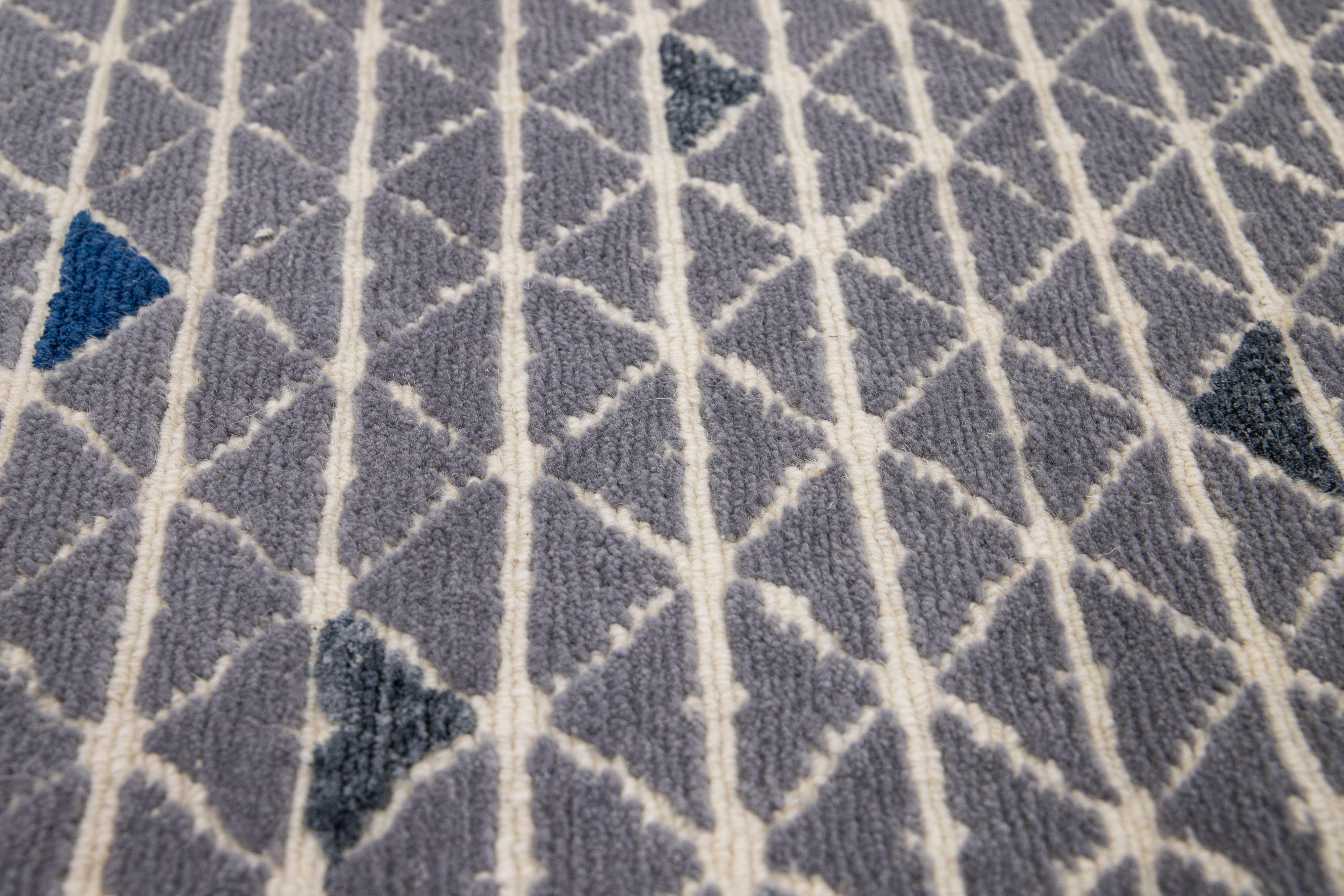 Apadana's Modern Woll- und Seidenteppich. Kundenspezifische Größen und Farben auf Bestellung.

MATERIAL: 100 Knoten, 90 Wolle und 10 Seide.
Techniken: Handgeknüpft.
Stil: Modern.
Vorlaufzeit: Ca. 15-16 Wochen verfügbar.
Farben: Wie abgebildet,