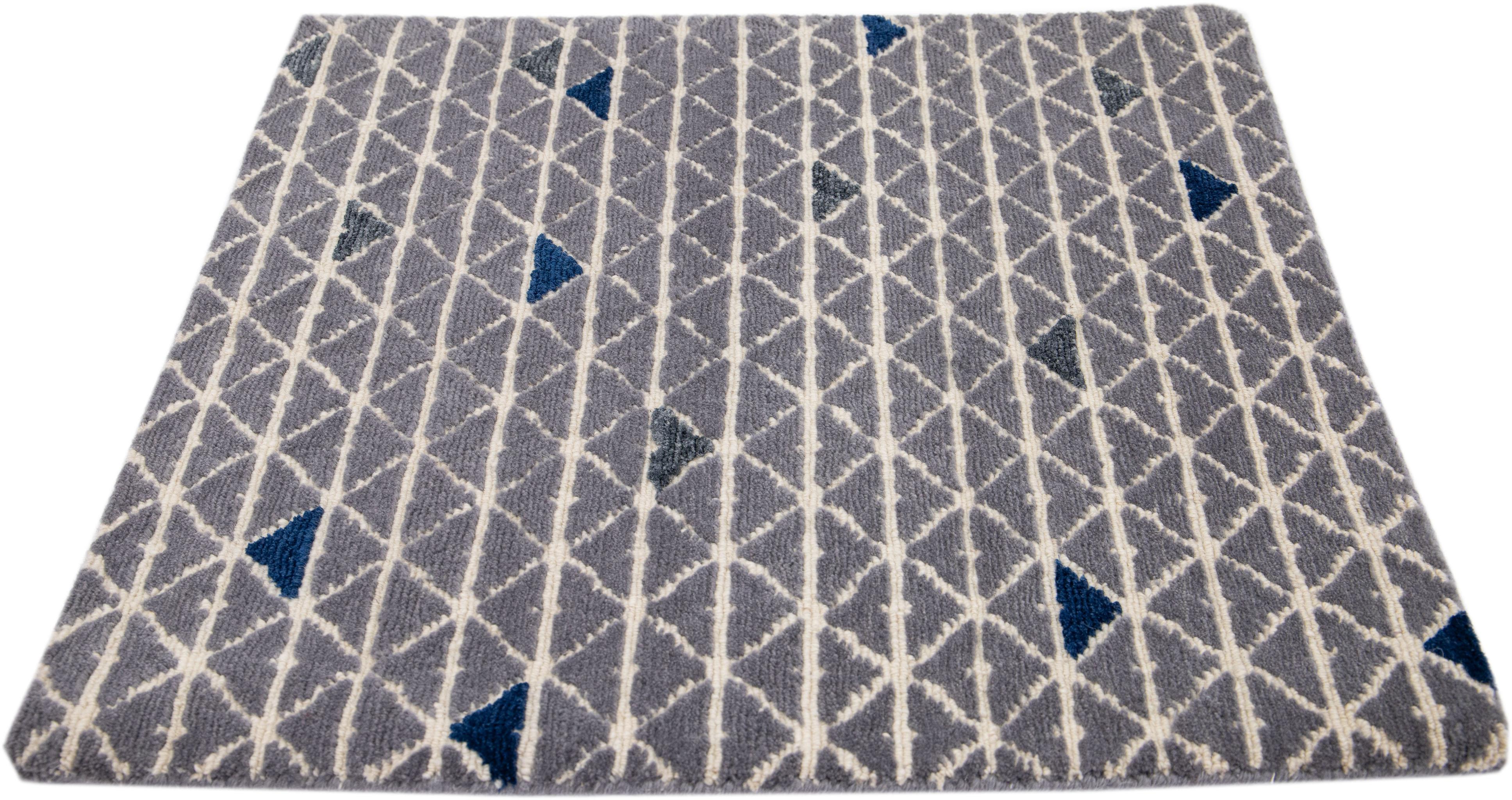 Handgefertigter geometrischer grauer Wollteppich in Grau (Moderne) im Angebot