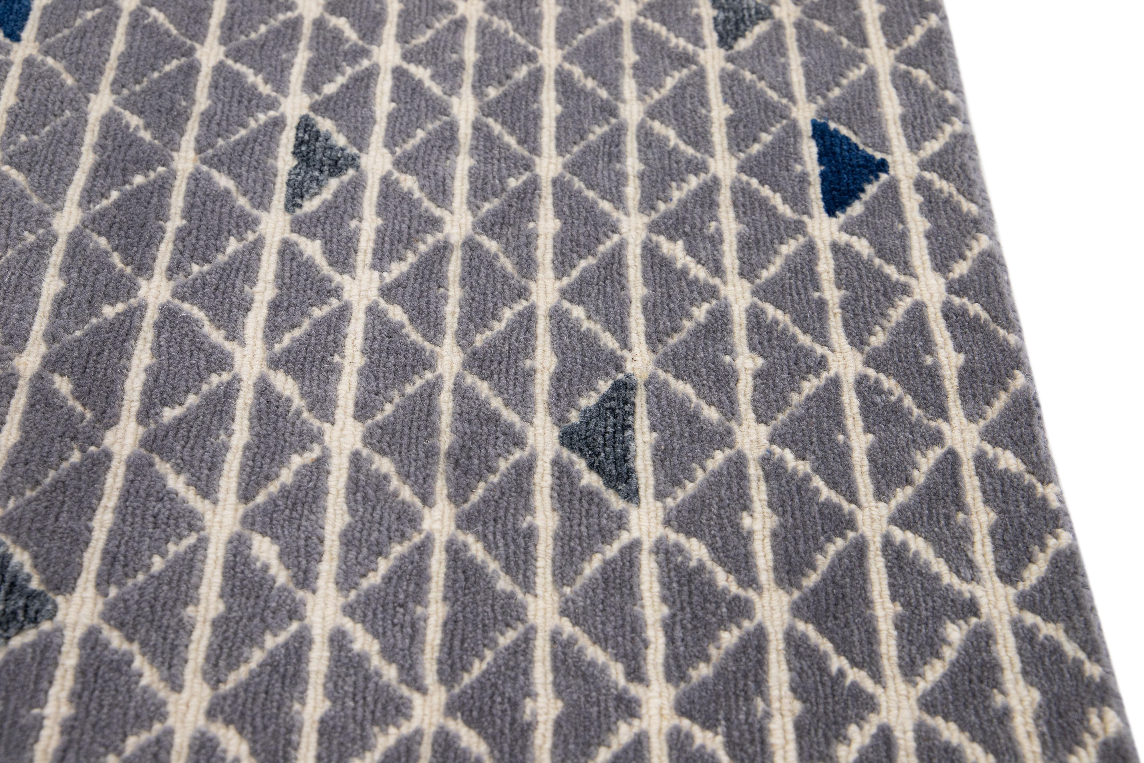 Handgefertigter geometrischer grauer Wollteppich in Grau (Nepalesisch) im Angebot