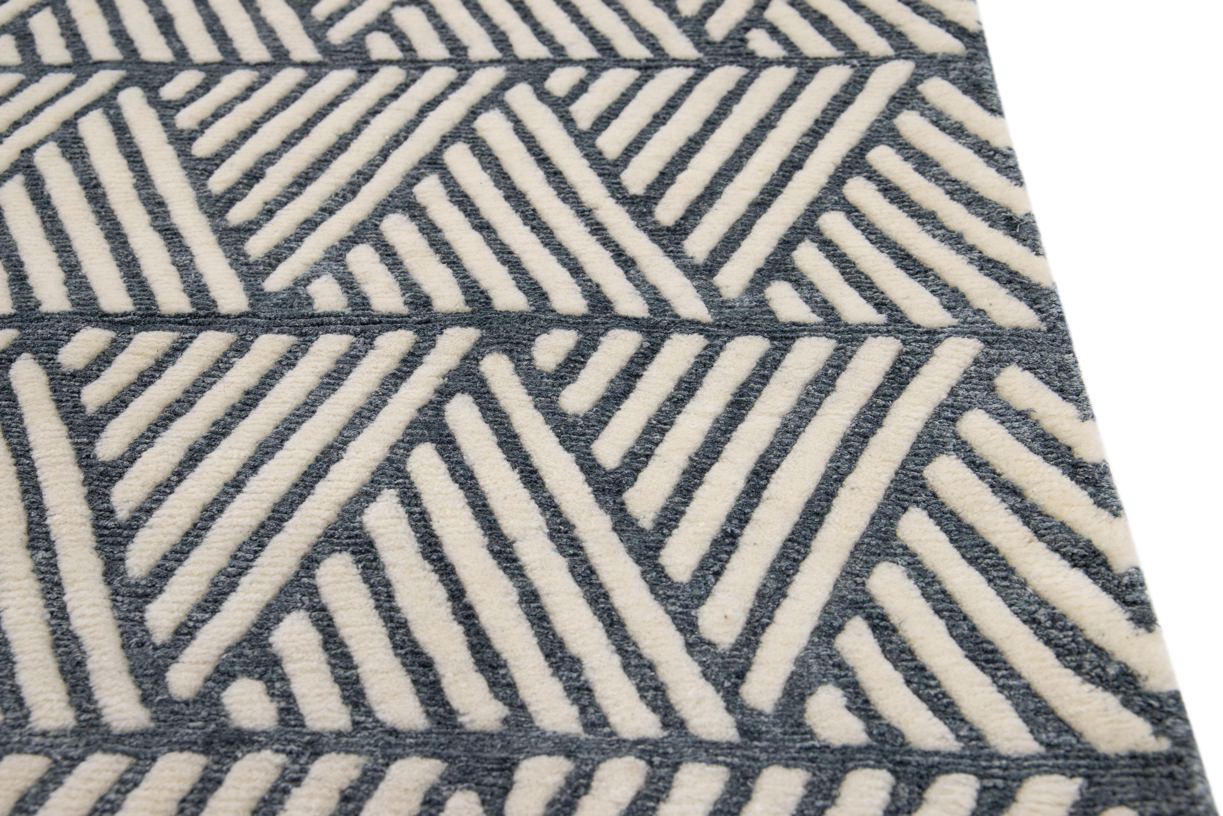 Handgefertigter geometrischer grauer Wollteppich in Grau (Nepalesisch) im Angebot