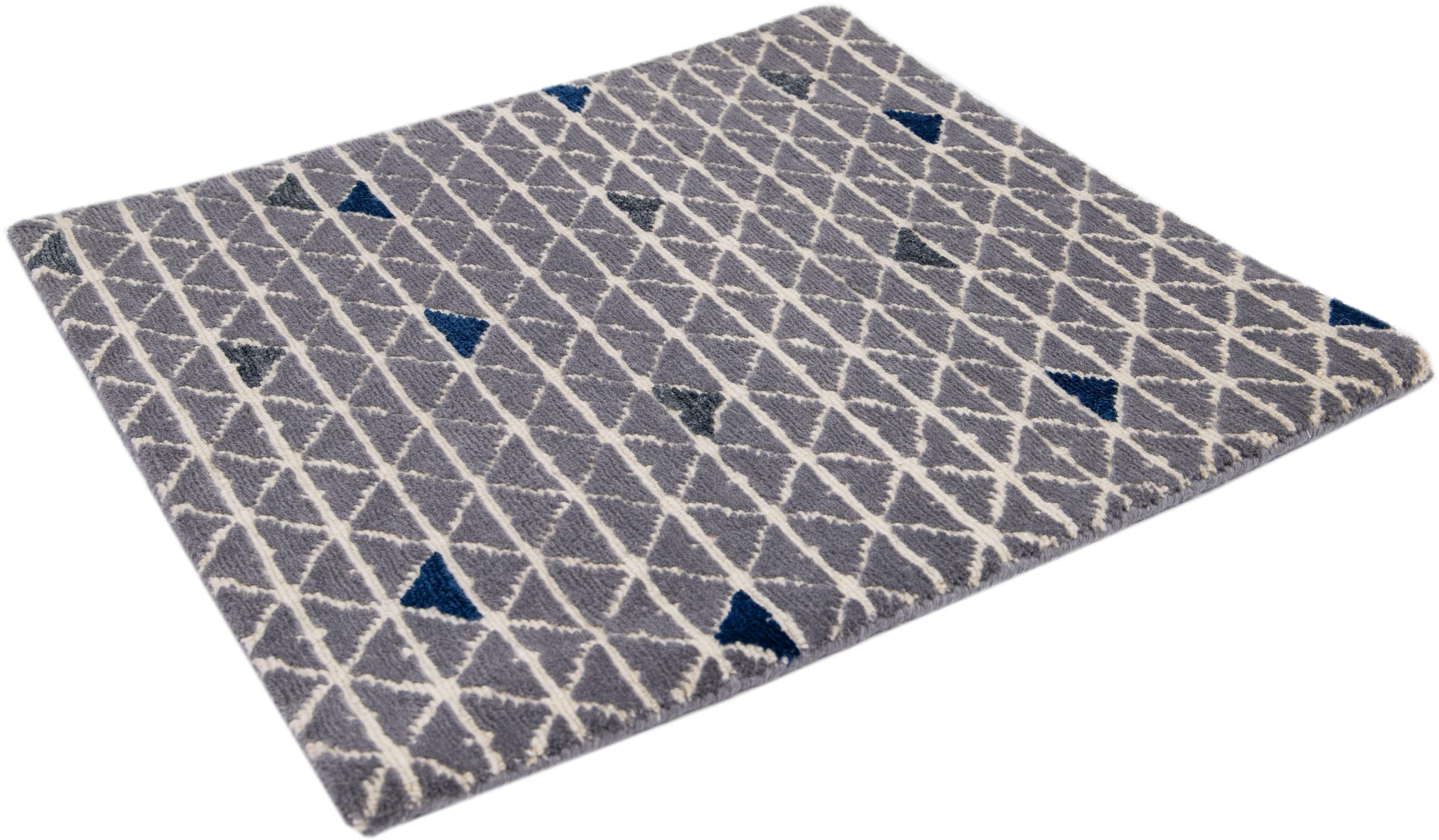 Handgefertigter geometrischer grauer Wollteppich in Grau (Handgeknüpft) im Angebot