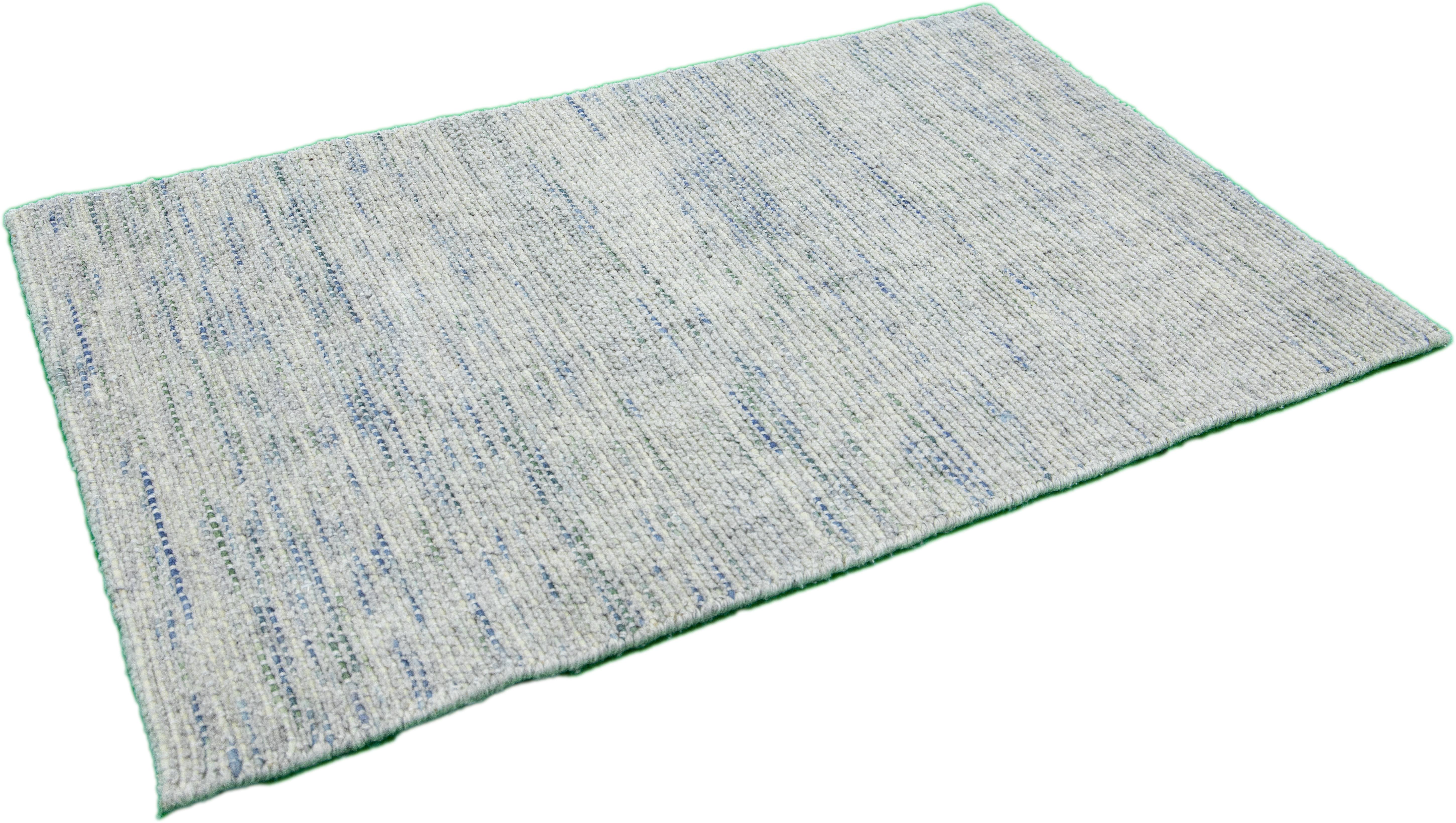 Moderner moderner handgefertigter grauer / blauer maßgefertigter Wollteppich (Organische Moderne) im Angebot
