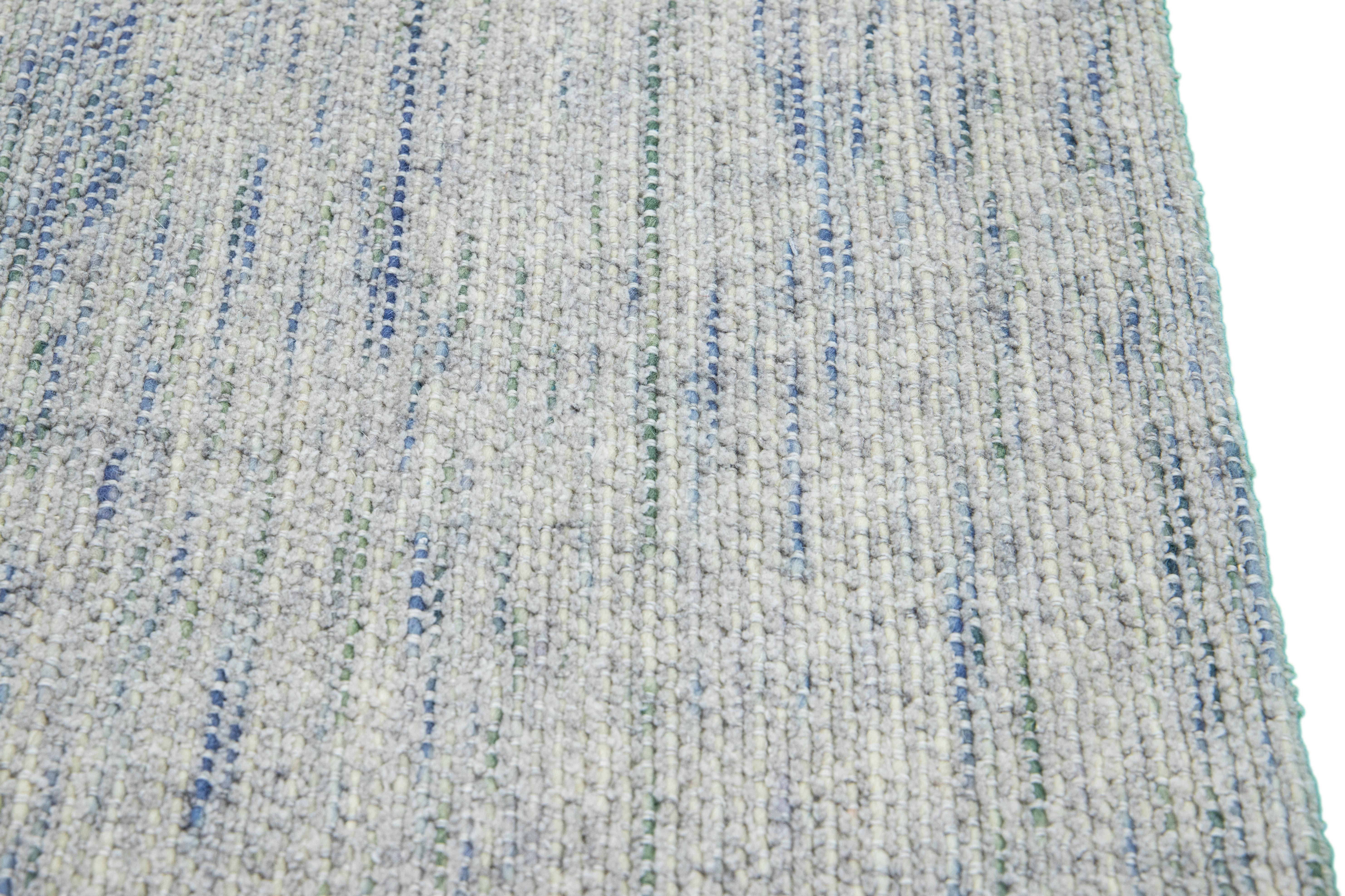 Moderner moderner handgefertigter grauer / blauer maßgefertigter Wollteppich (Indisch) im Angebot