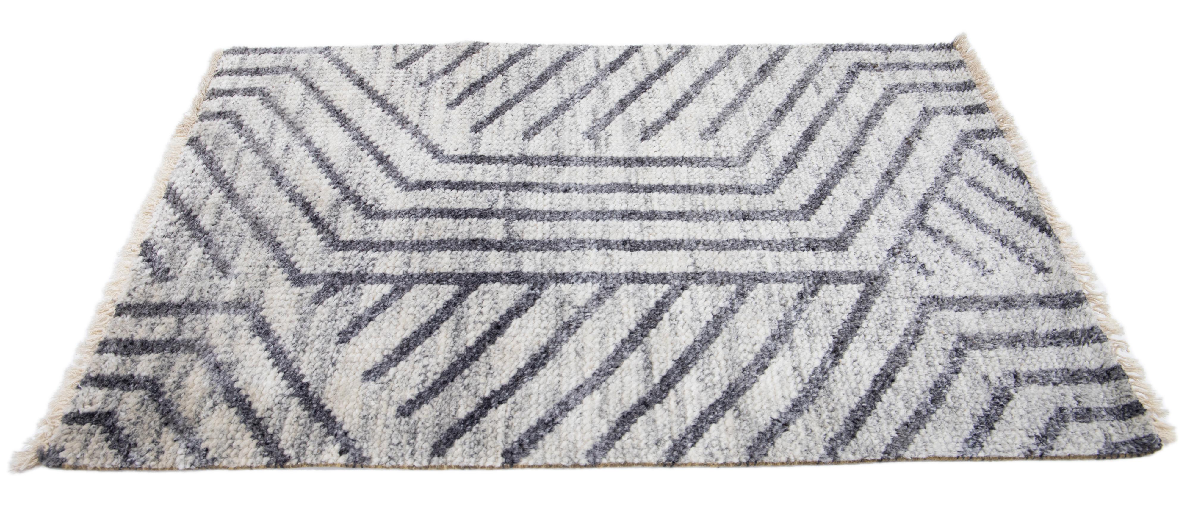Apadana's Moderner Teppich nach Maß. Kundenspezifische Größen und Farben auf Bestellung. 

Material: 80% Wolle & 20% Baumwolle
Techniken: Handgeknüpft
Stil: Modern-geometrisch
Vorlaufzeit: Ca. 15-16 Wochen verfügbar 
Farben: Wie abgebildet, andere
