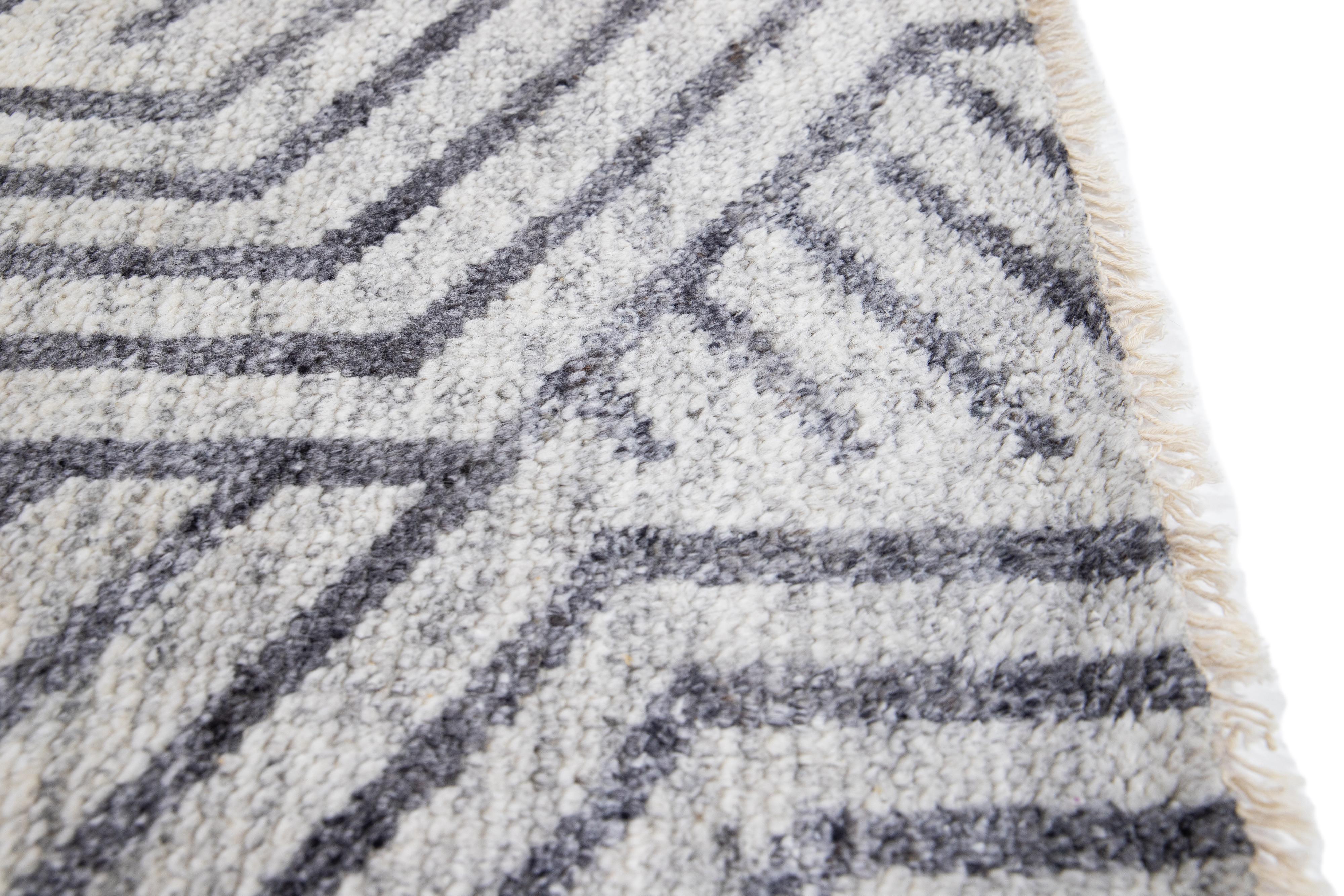 Moderner moderner handgefertigter grauer geometrischer Teppich aus Wolle und Baumwolle (Indisch) im Angebot