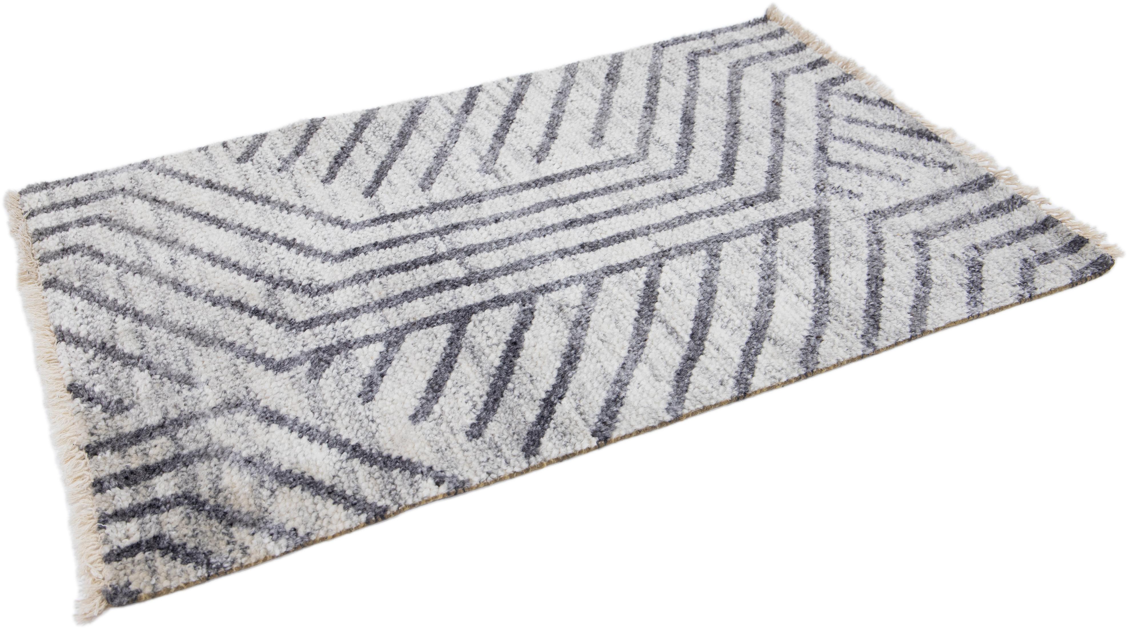 Moderner moderner handgefertigter grauer geometrischer Teppich aus Wolle und Baumwolle (Handgeknüpft) im Angebot