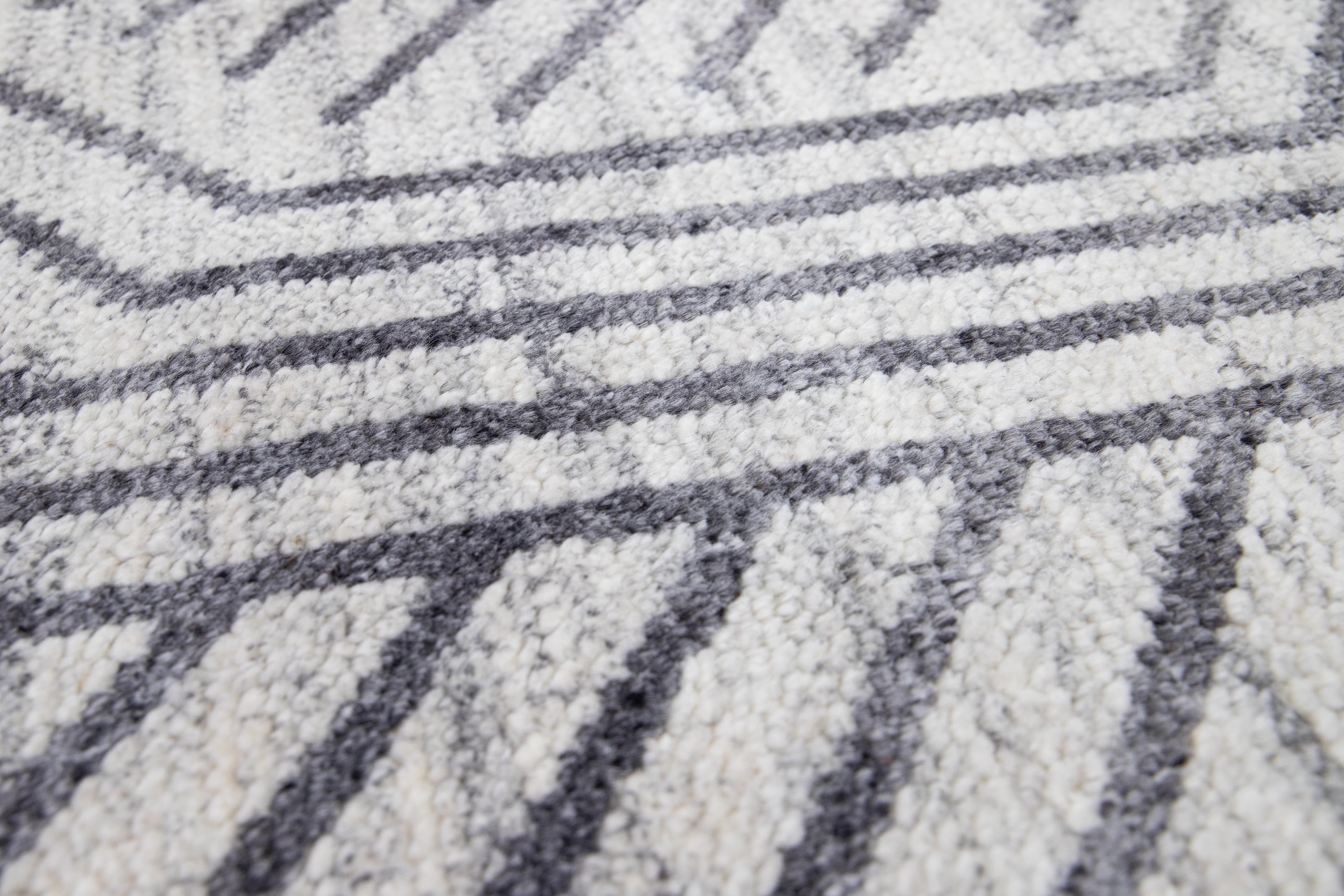 Moderner moderner handgefertigter grauer geometrischer Teppich aus Wolle und Baumwolle im Zustand „Neu“ im Angebot in Norwalk, CT