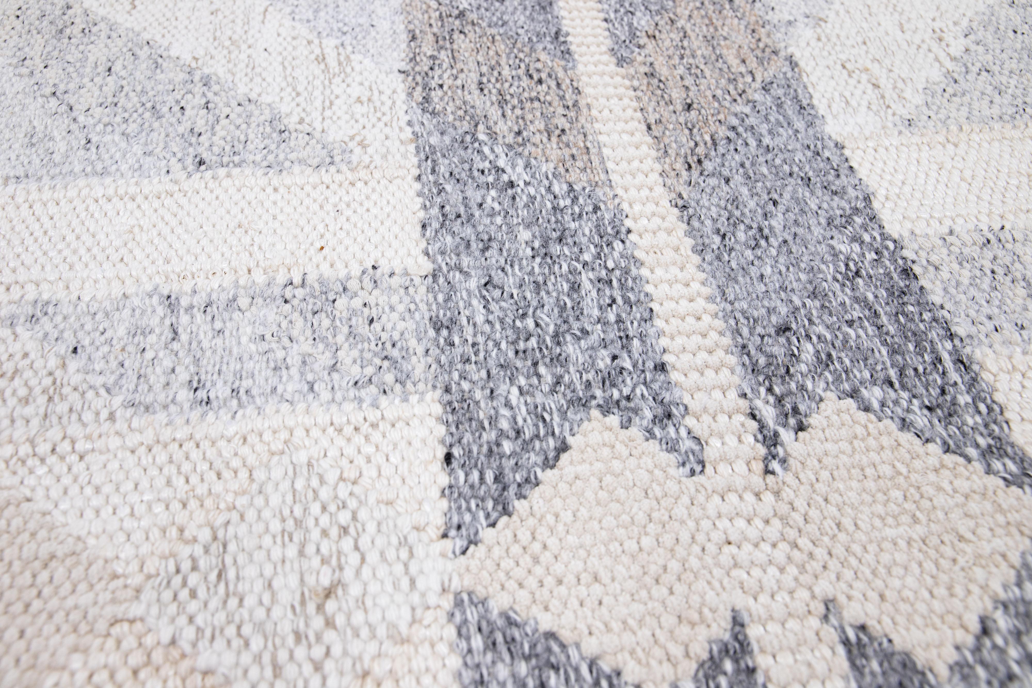 Apadana's Modern Swedish Style Wollteppich nach Maß. Kundenspezifische Größen und Farben auf Bestellung.

MATERIAL: Natürliche Wolle.
Techniken: Handgewebt.
Stil: Modern Schwedisch.
Vorlaufzeit: Ca. 15-16 Wochen verfügbar.
Farben: Wie abgebildet,