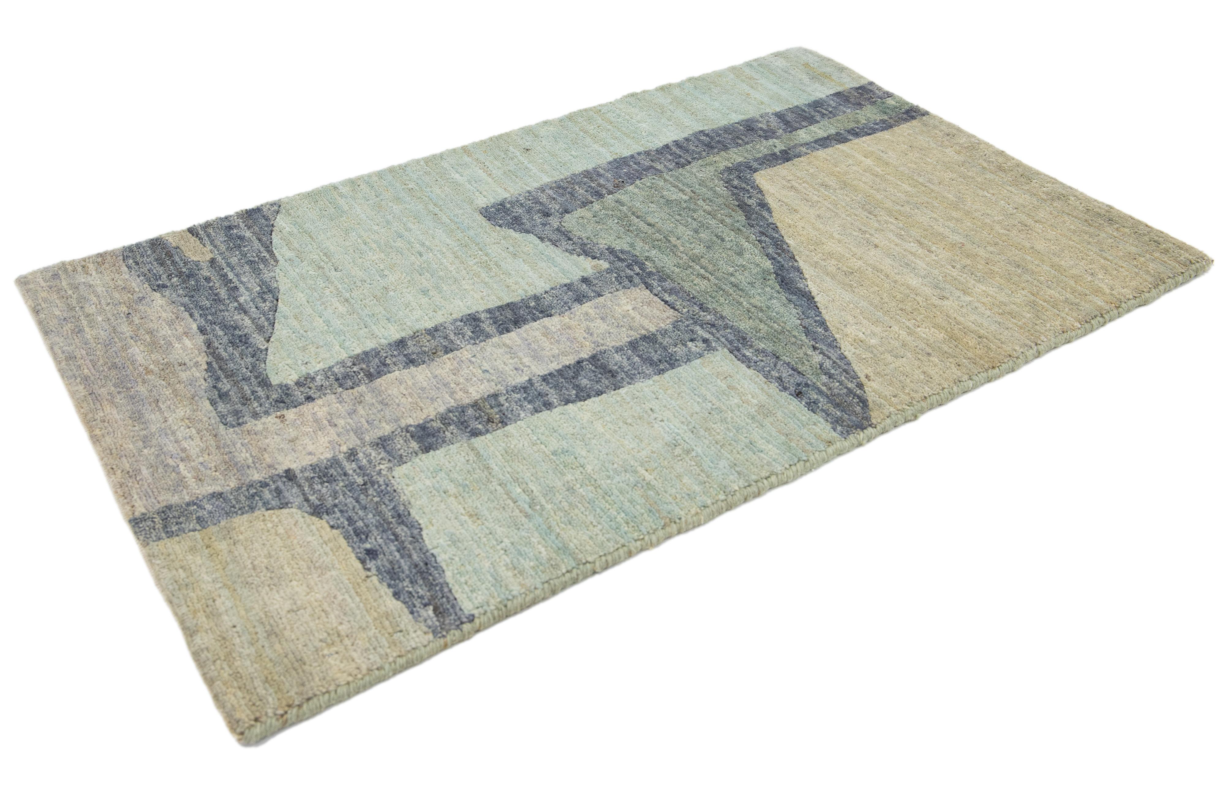 Moderner handgefertigter abstrakter maßgefertigter Wollteppich in Grün & Beige (Indisch) im Angebot