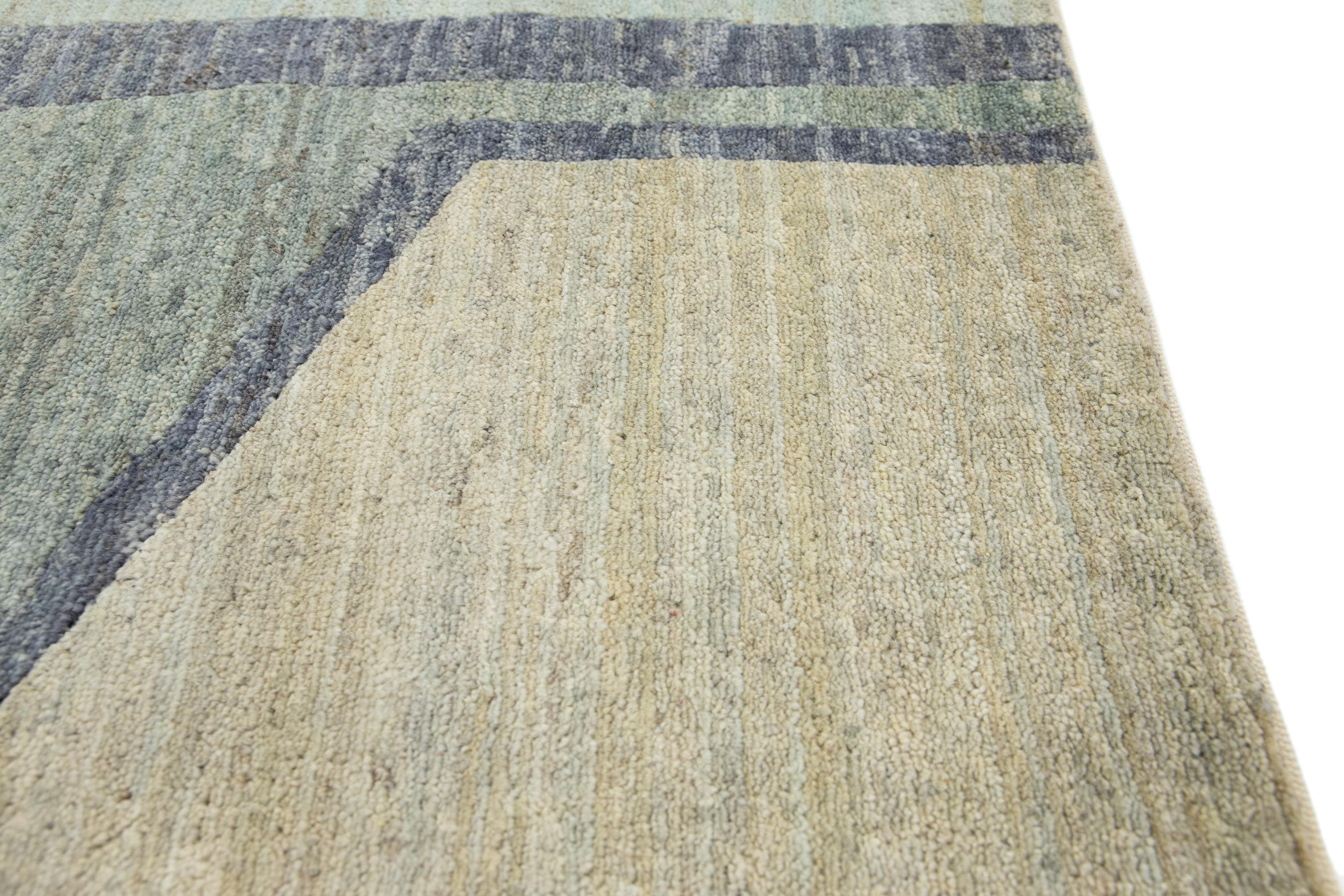 Moderner handgefertigter abstrakter maßgefertigter Wollteppich in Grün & Beige (Handgeknüpft) im Angebot