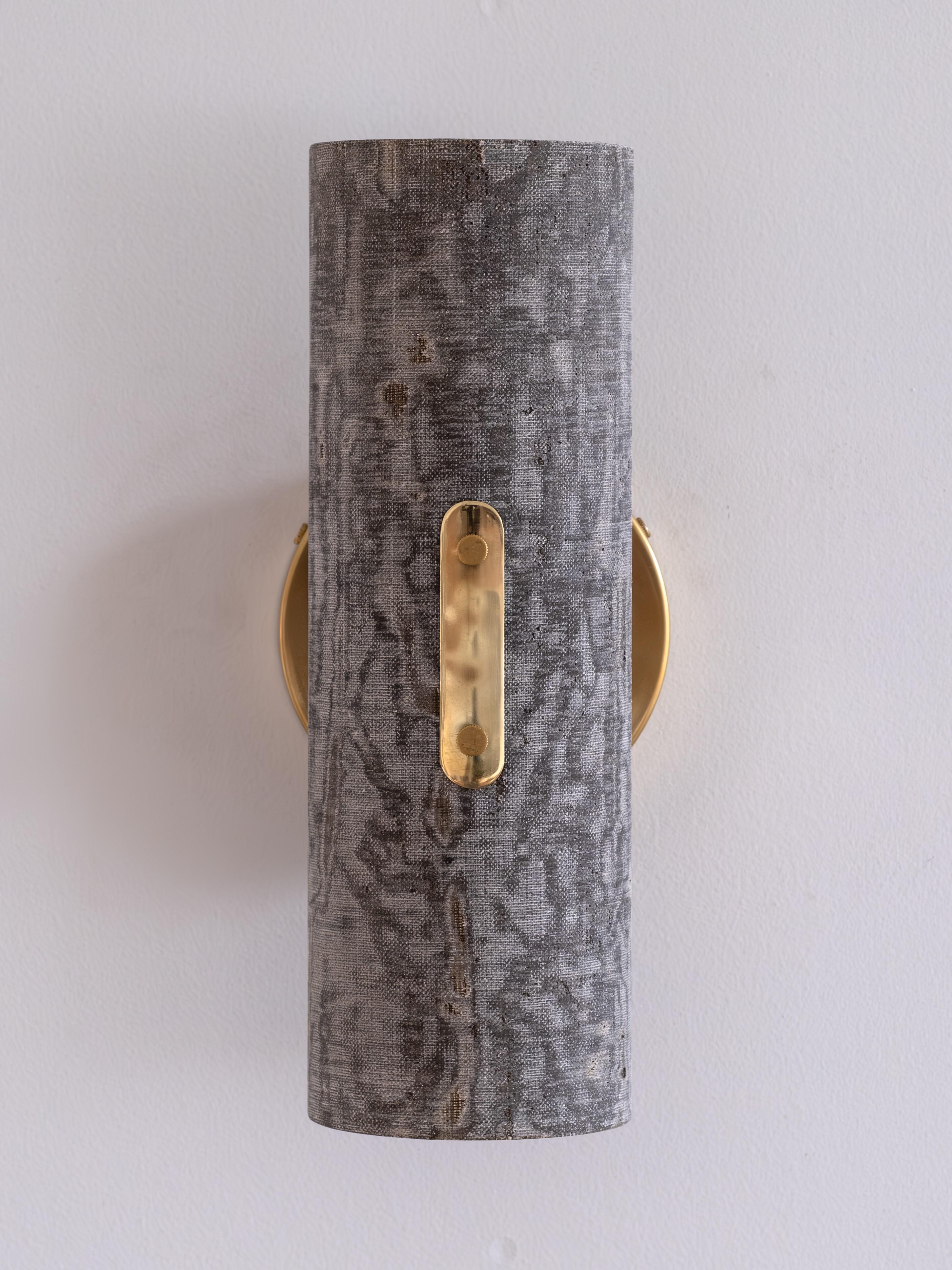 Moderna applique da parete rotonda fatta a mano in micarta di lino, ottone annerito di Mutuus in vendita 3