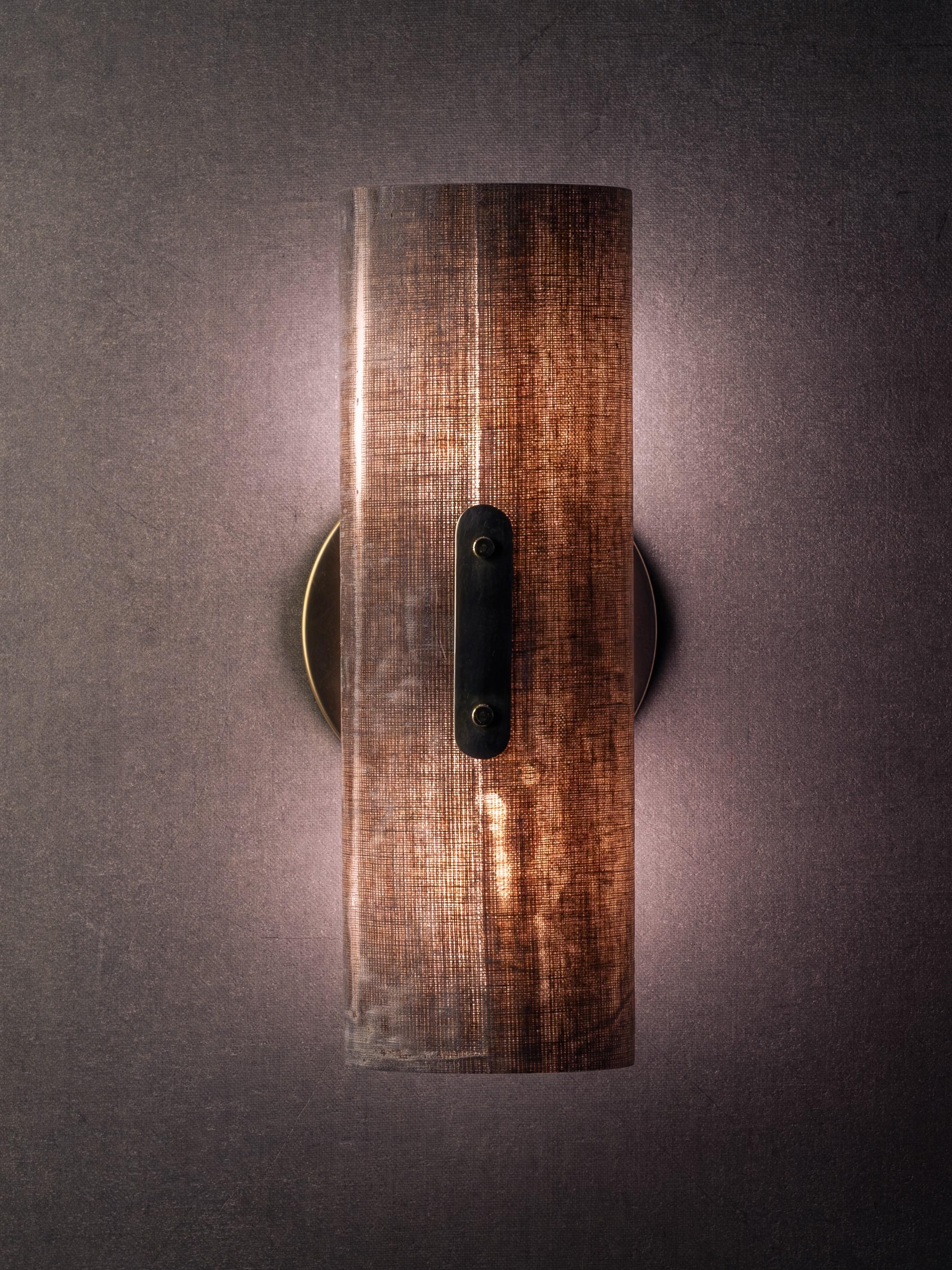 Americano Moderna applique da parete rotonda fatta a mano in micarta di lino, ottone annerito di Mutuus in vendita