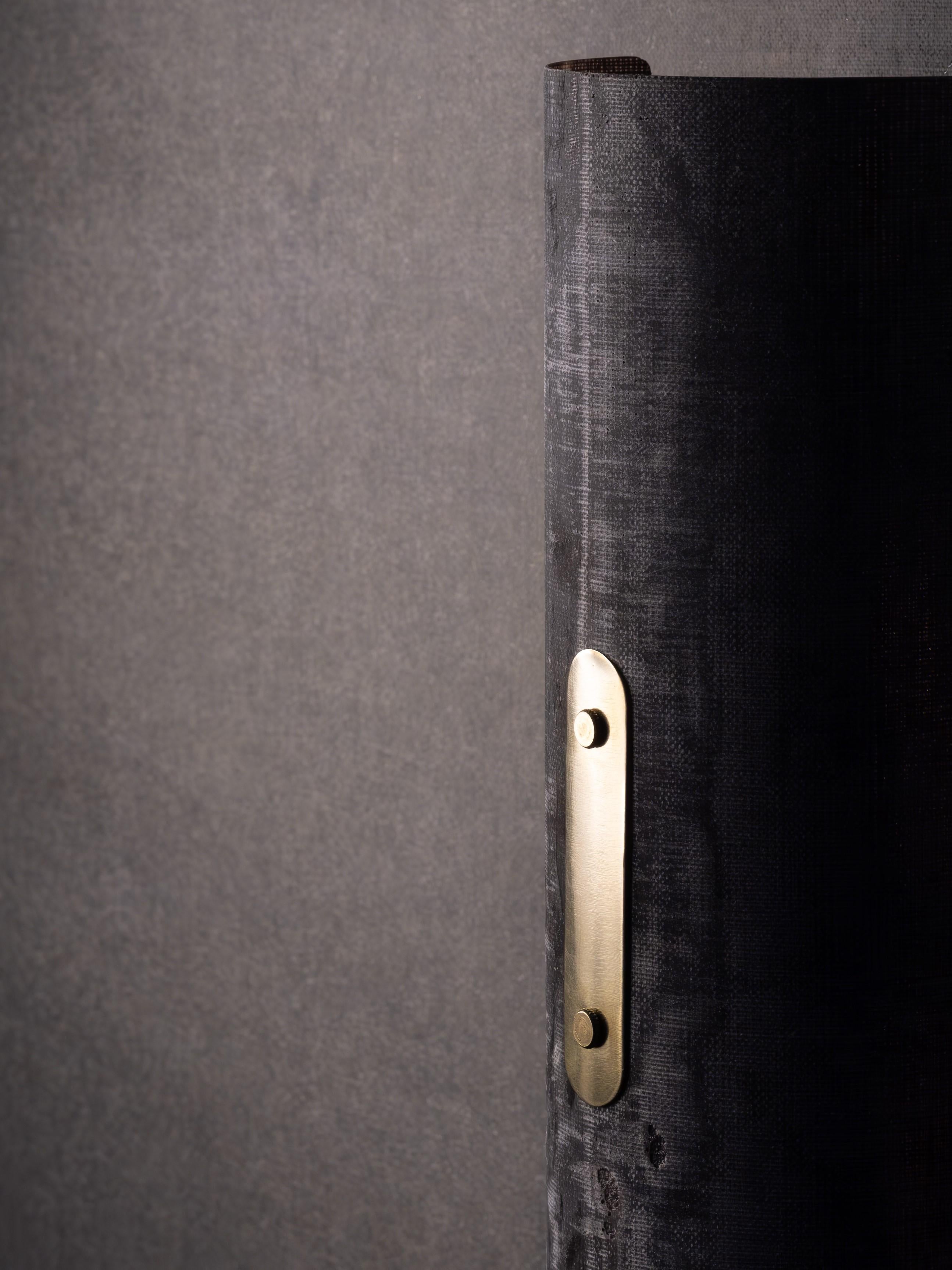 XXI secolo e contemporaneo Moderna applique da parete rotonda fatta a mano in micarta di lino, ottone annerito di Mutuus in vendita